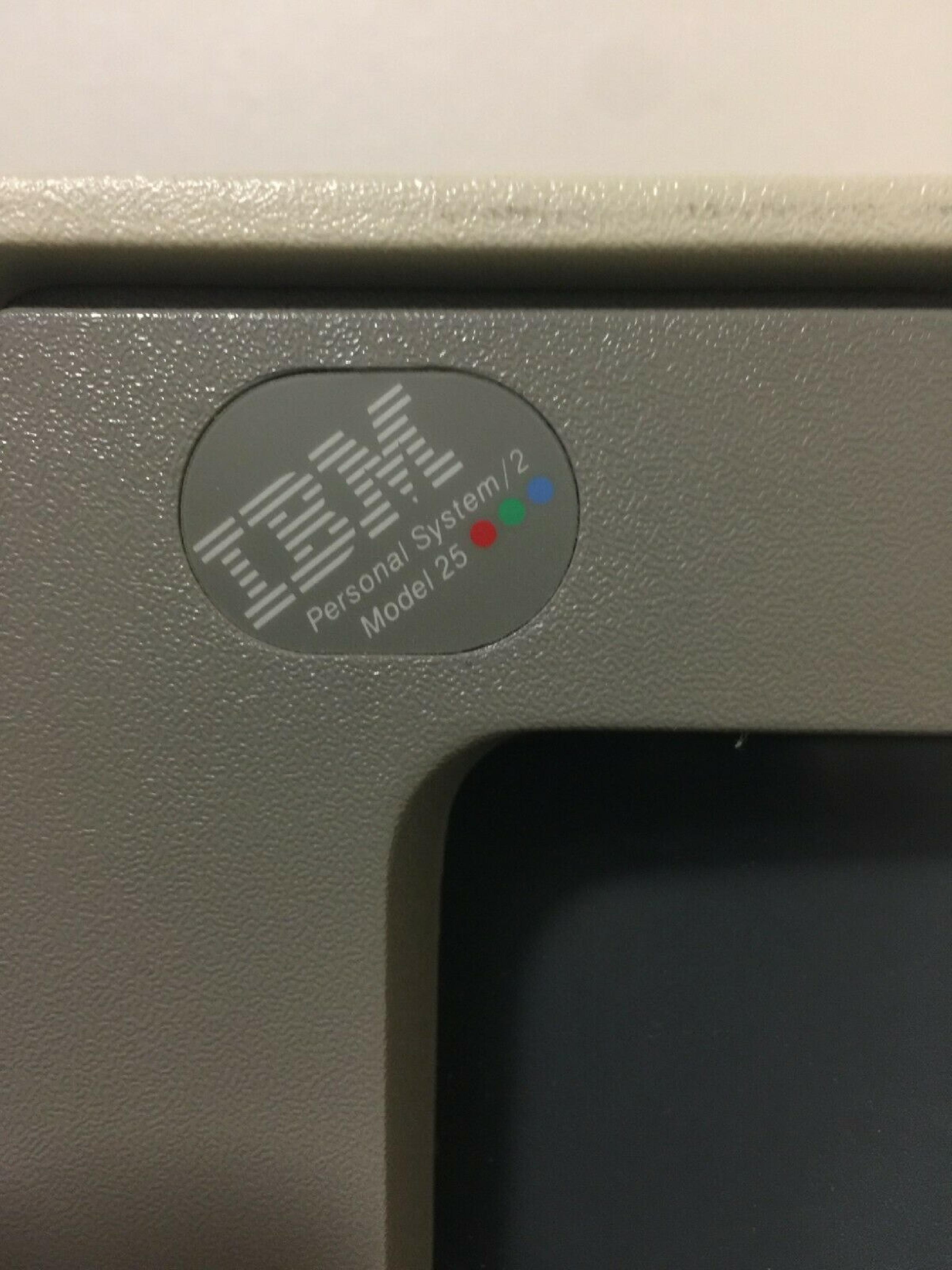 IBM MODEL 25 TERMINAL, POWERS ON