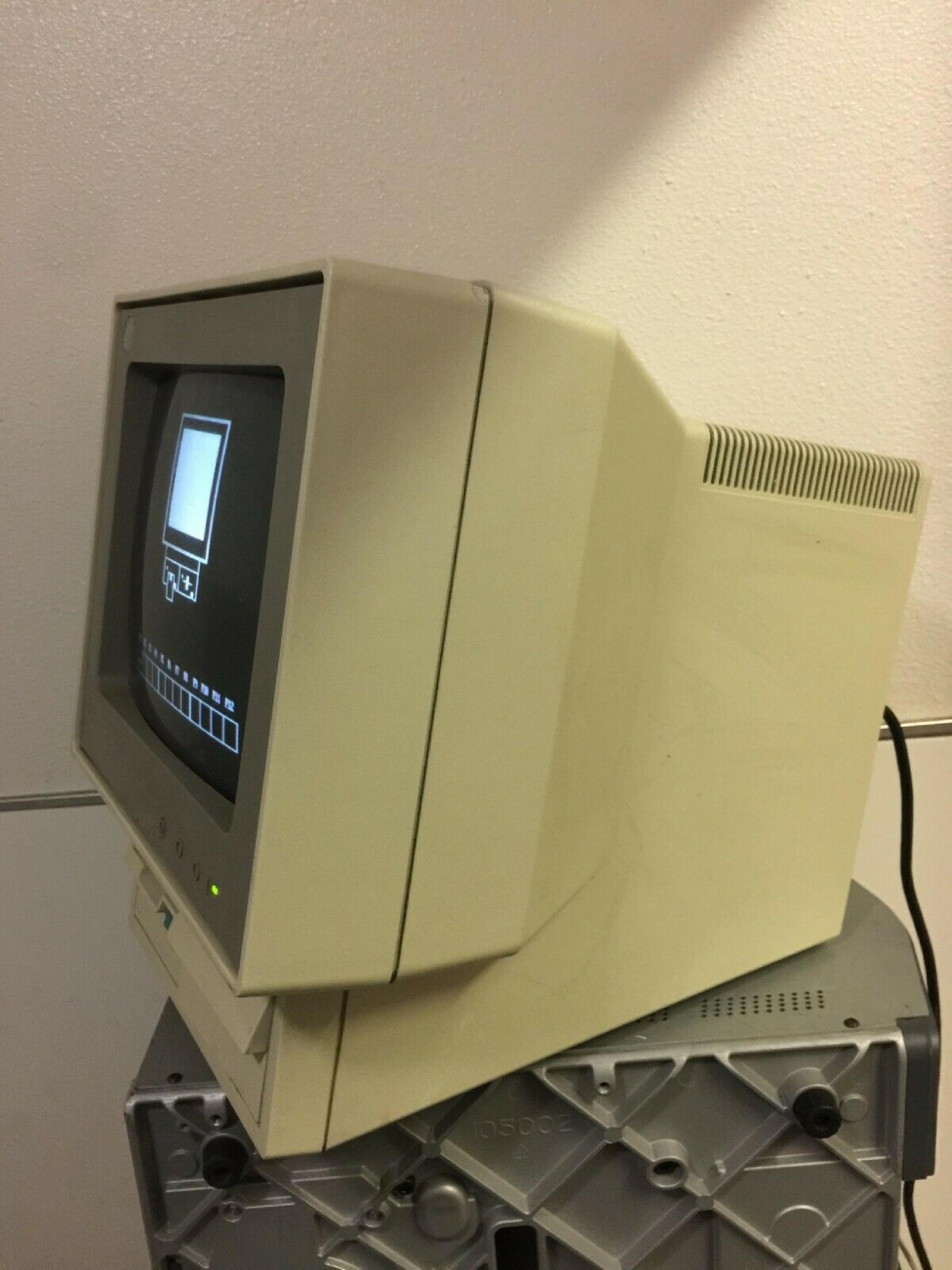 IBM MODEL 25 TERMINAL, POWERS ON