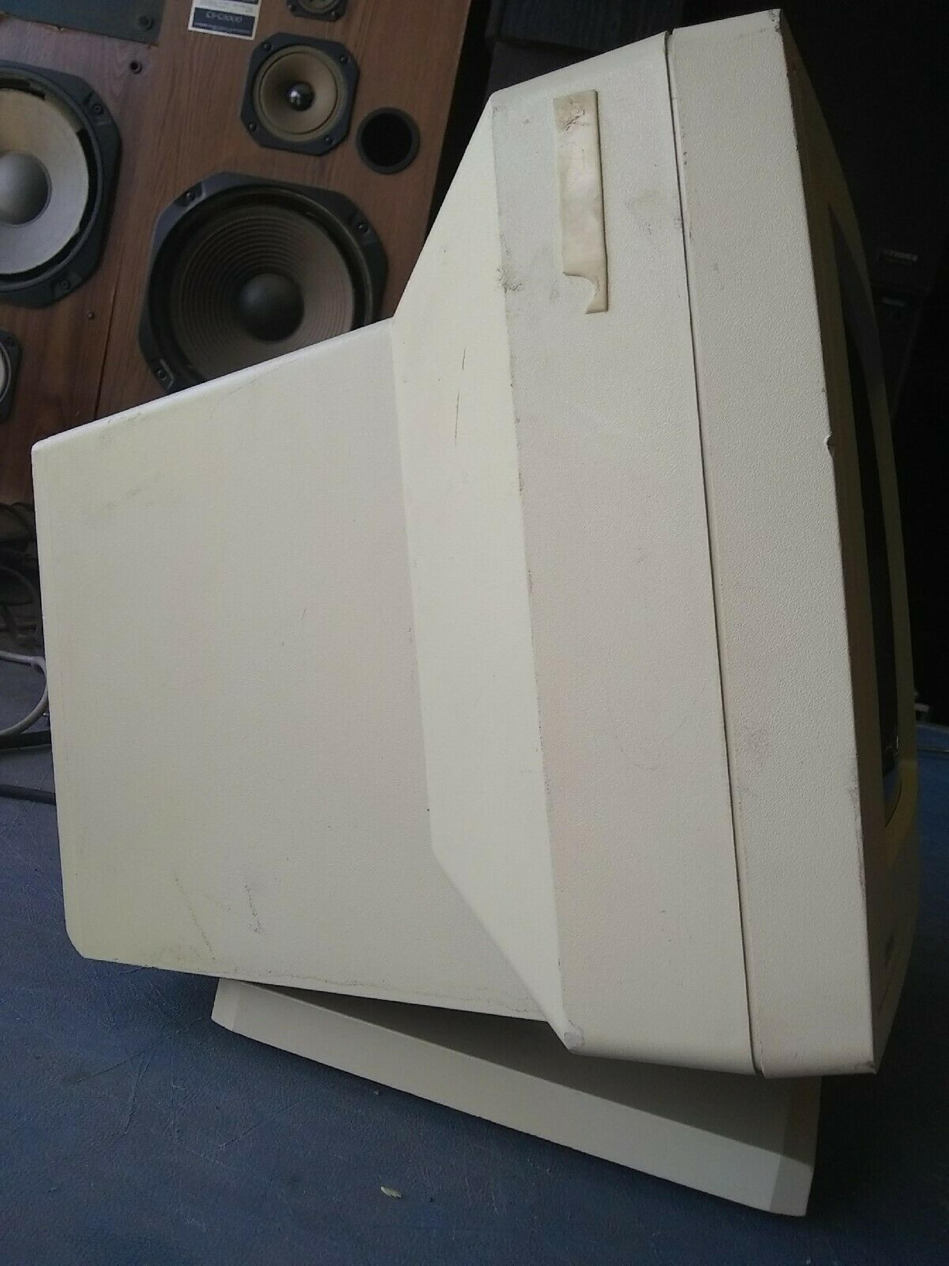 AMDEK AM/432N VGA, 13INCH , YELLOWED CASE, DIM