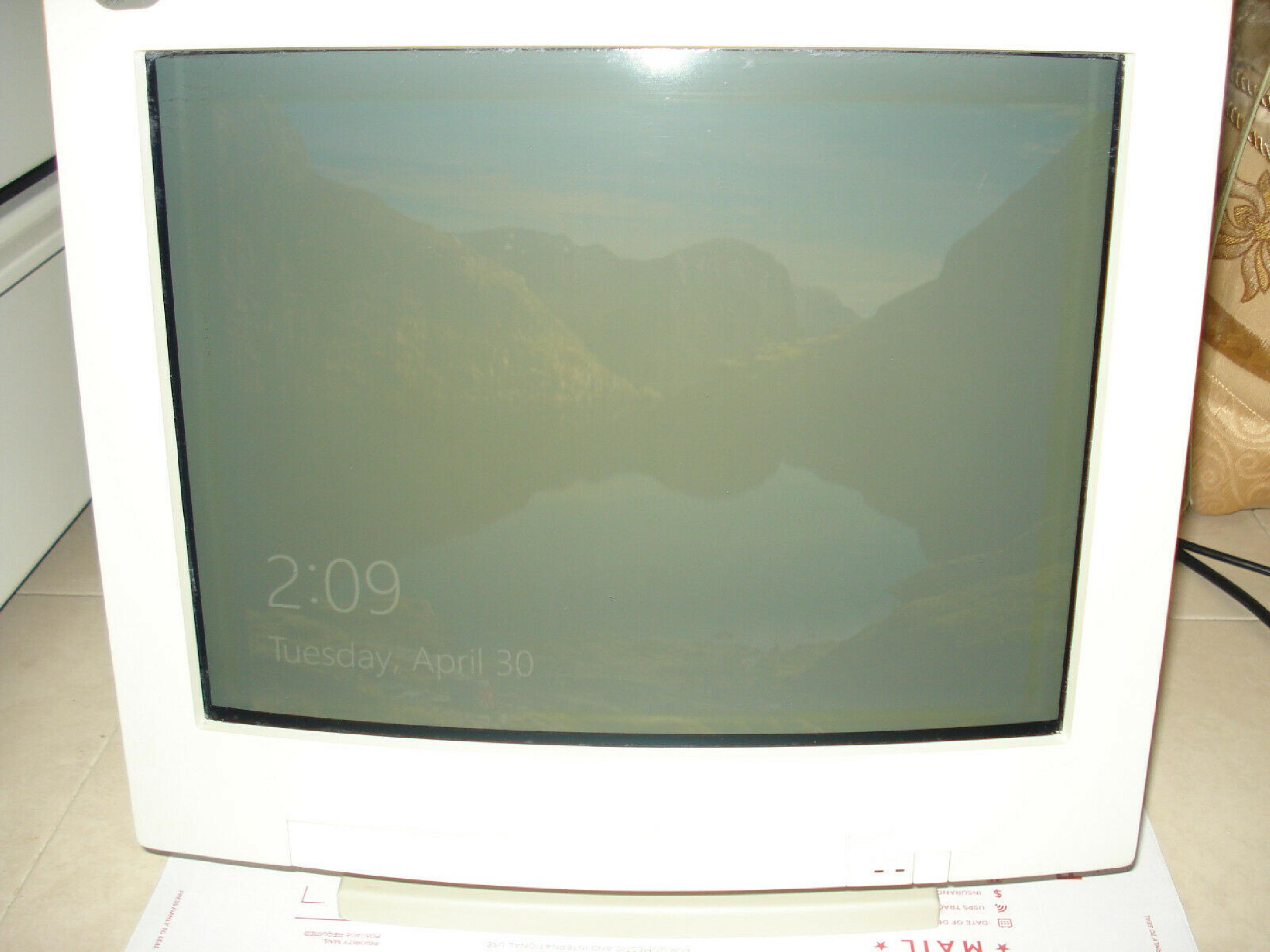 IBM 09G3821 VGA POWER DISPLAY 20, TESTED-DIM, CLEAR PICTURE GOOD PICTURE, YELLOWED CASE SMALL CRACK