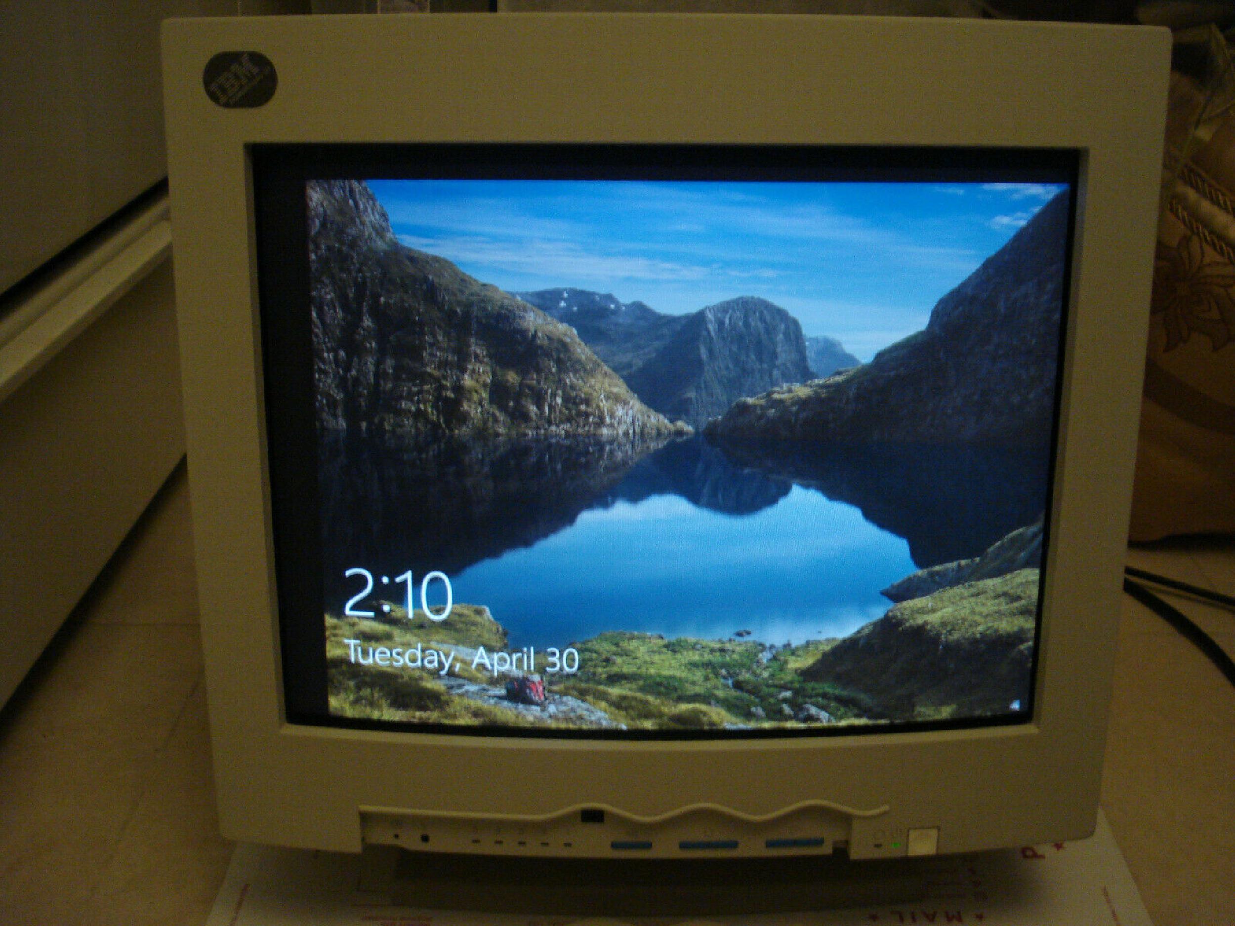 IBM 09G3821 VGA POWER DISPLAY 20, TESTED-DIM, CLEAR PICTURE GOOD PICTURE, YELLOWED CASE SMALL CRACK