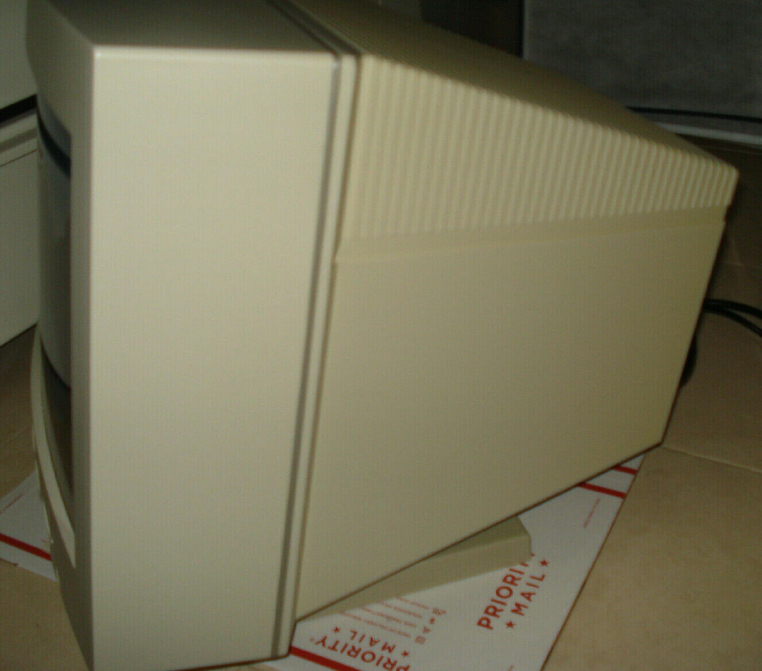 IBM 09G3821 VGA POWER DISPLAY 20, TESTED-DIM, CLEAR PICTURE GOOD PICTURE, YELLOWED CASE SMALL CRACK