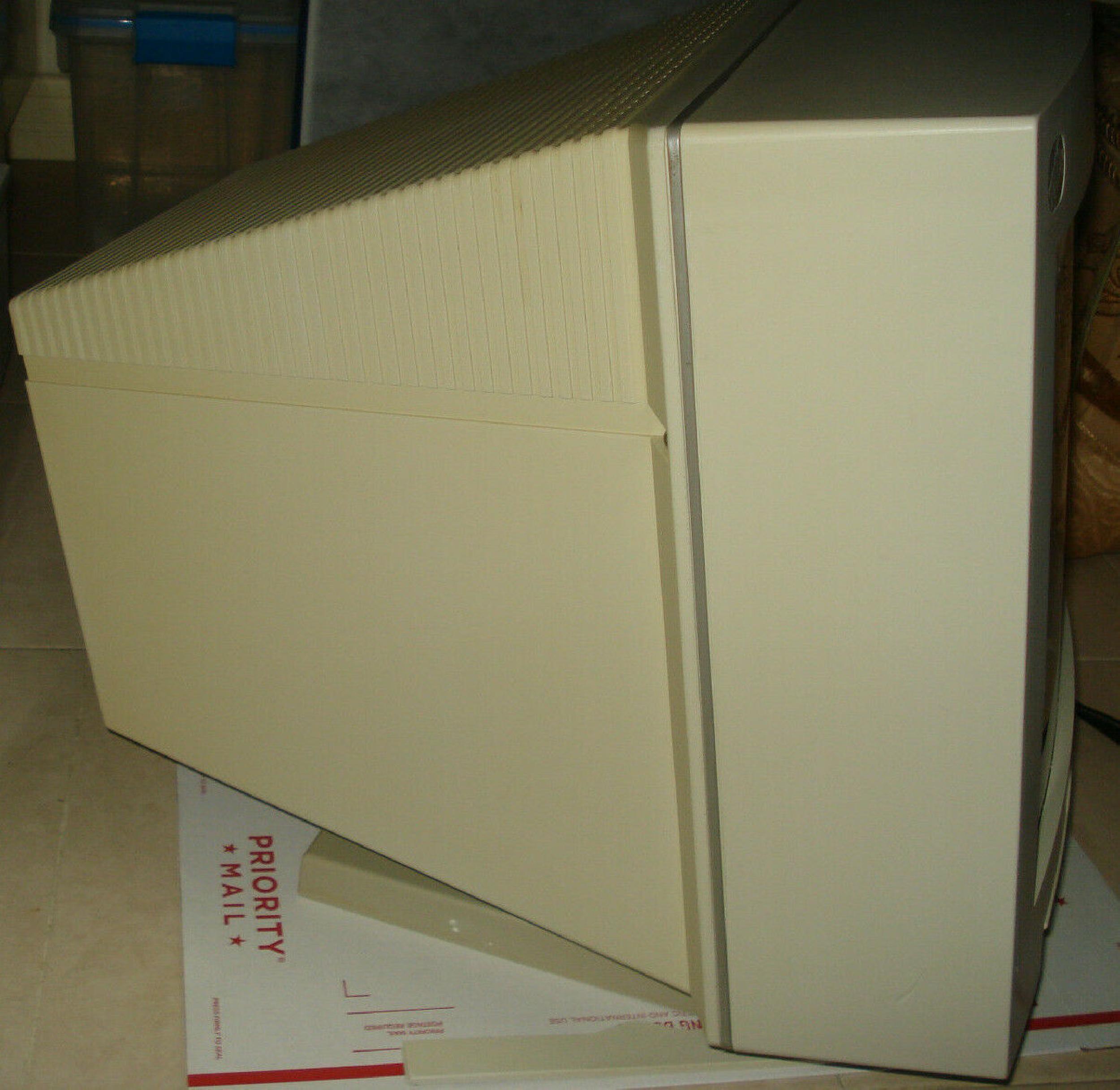 IBM 09G3821 VGA POWER DISPLAY 20, TESTED-DIM, CLEAR PICTURE GOOD PICTURE, YELLOWED CASE SMALL CRACK