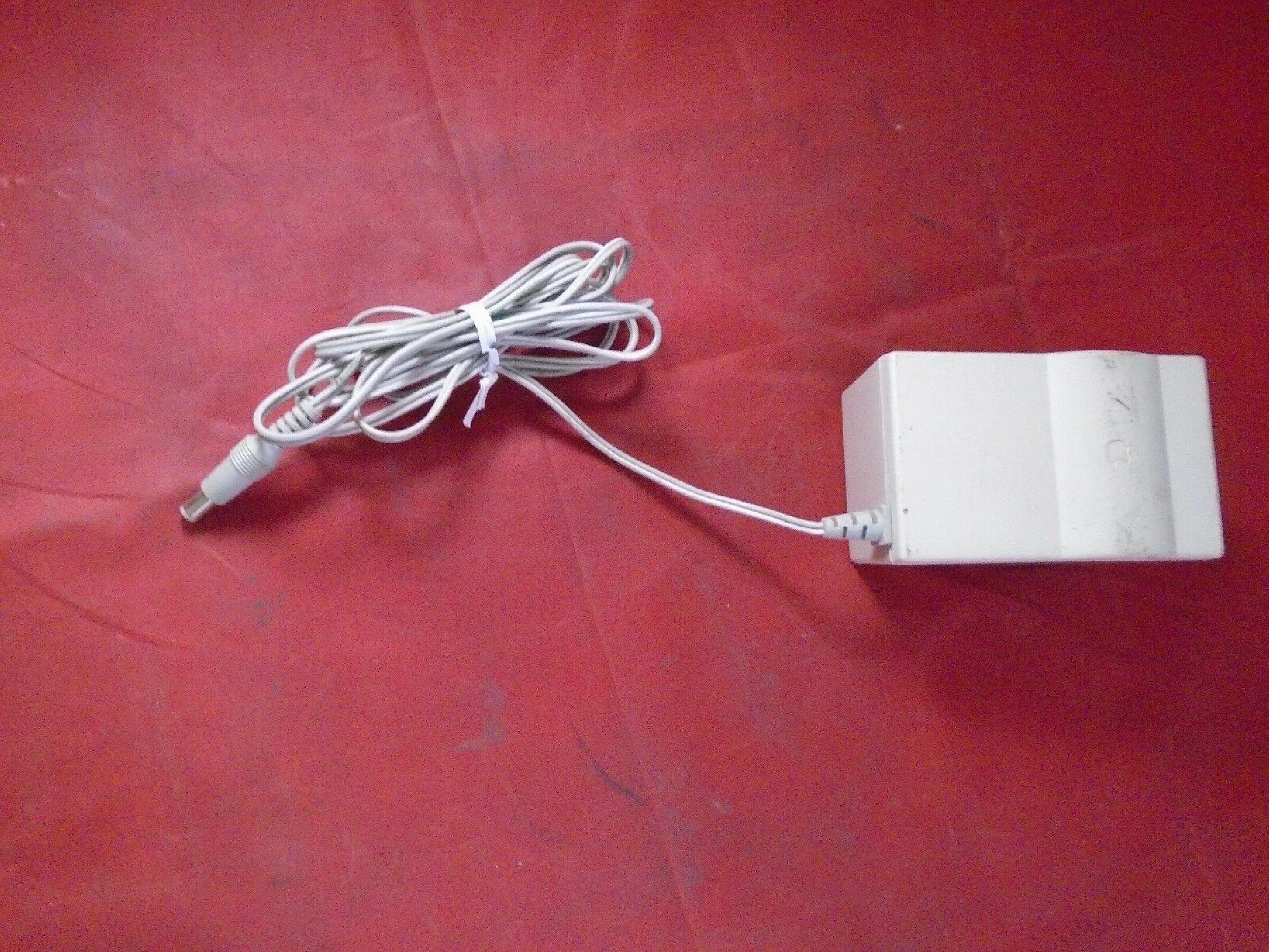 APPLE M8010 AC ADAPTER STYLEWRITER 9.5VDC 1.5A, 6FT CABLE WITH BARREL CONNECTOR, OD:5.5MM, ID:2.15MM, WALL STYLE, NEGATIVE INSIDE POLE