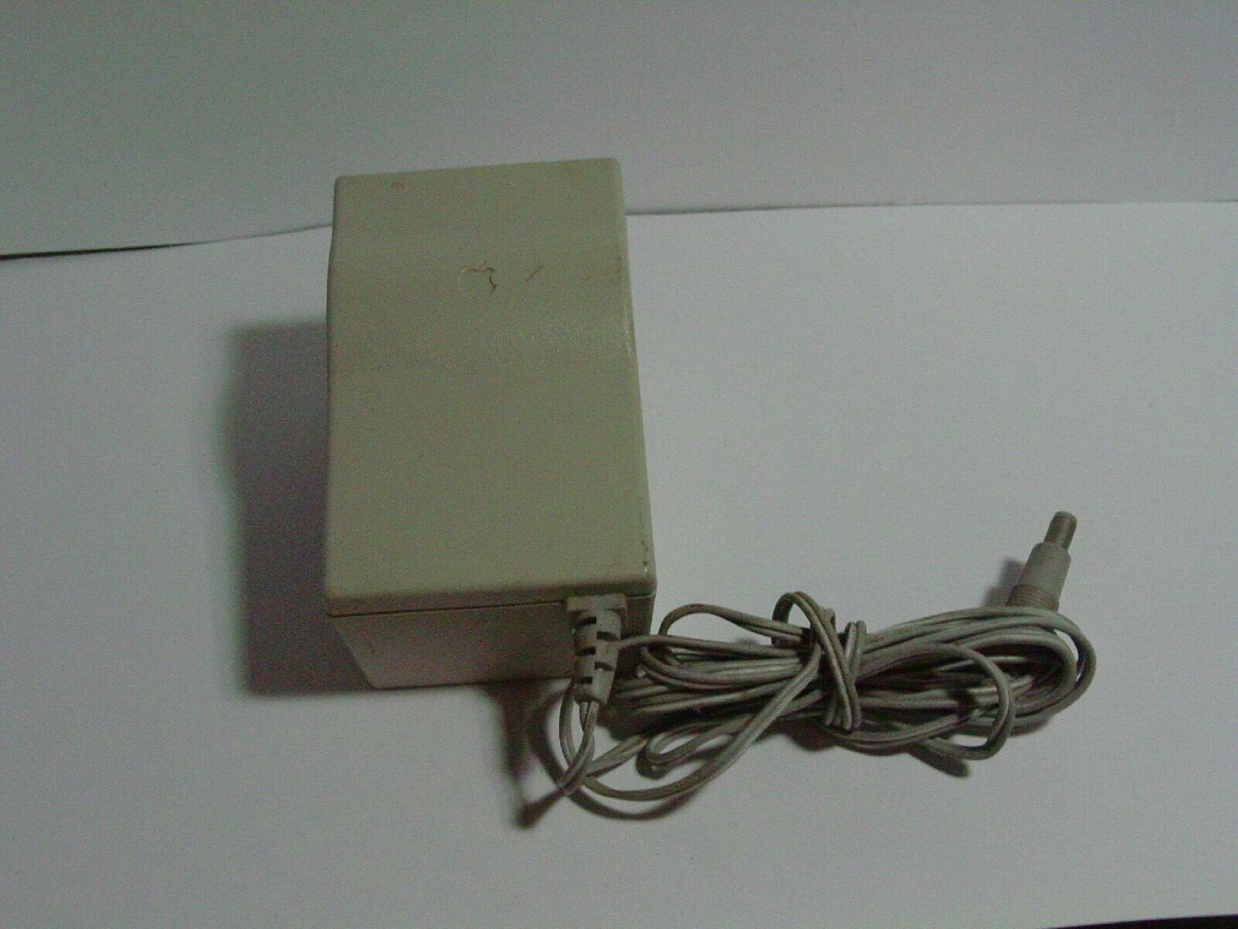 APPLE M8010 AC ADAPTER STYLEWRITER 9.5VDC 1.5A, 6FT CABLE WITH BARREL CONNECTOR, OD:5.5MM, ID:2.15MM, WALL STYLE, NEGATIVE INSIDE POLE