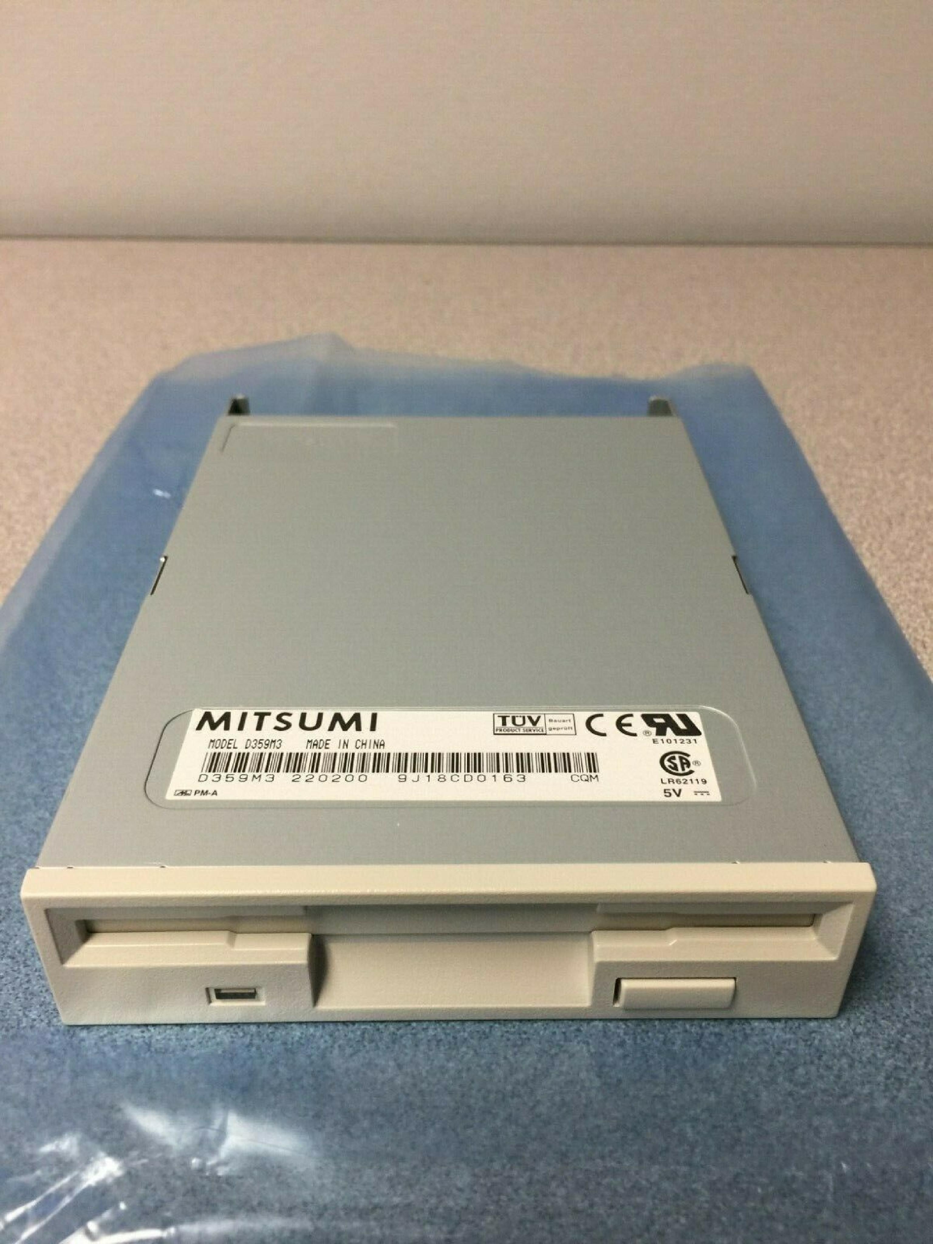 MITSUMI D359M3 3.5 INCH FLOPPY WITH WHITE FACE 1.44 DRIVE 1.44MB BLACK BEZEL ODD EJECT BUTTON