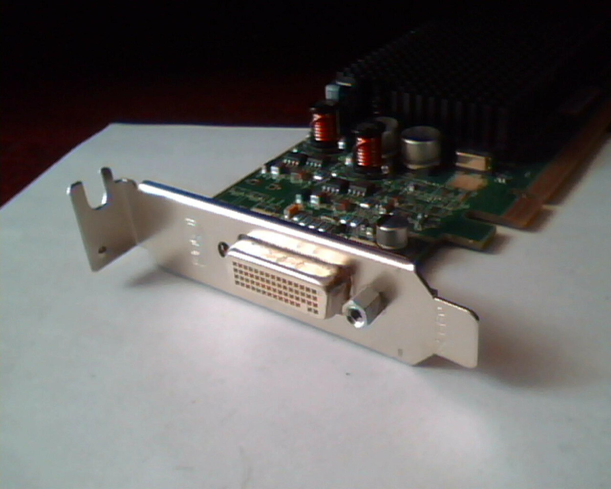 ATI V026 256MB PCI-E VIDEO CARD RADEON X600SE WITH DMS-59 OUTPUT