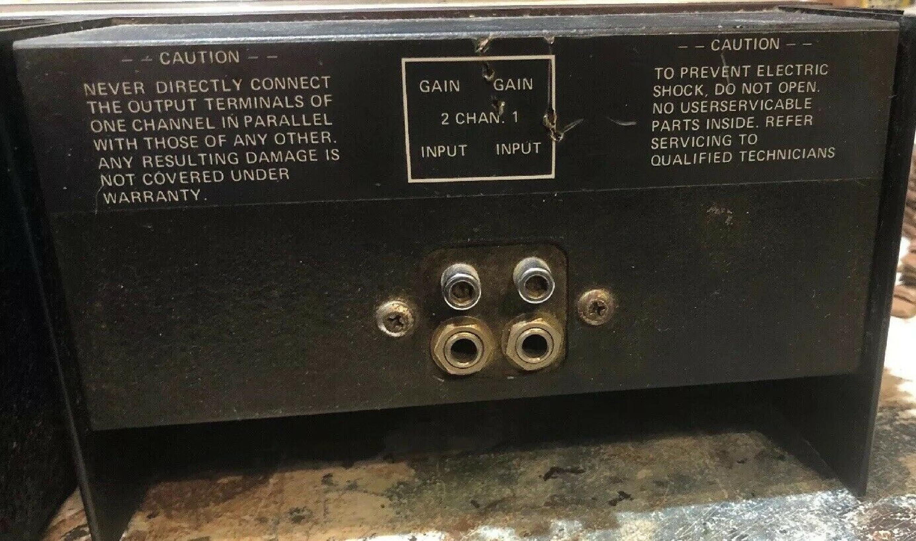 CROWN D-150 TWO CHANNEL AMPLIFIER