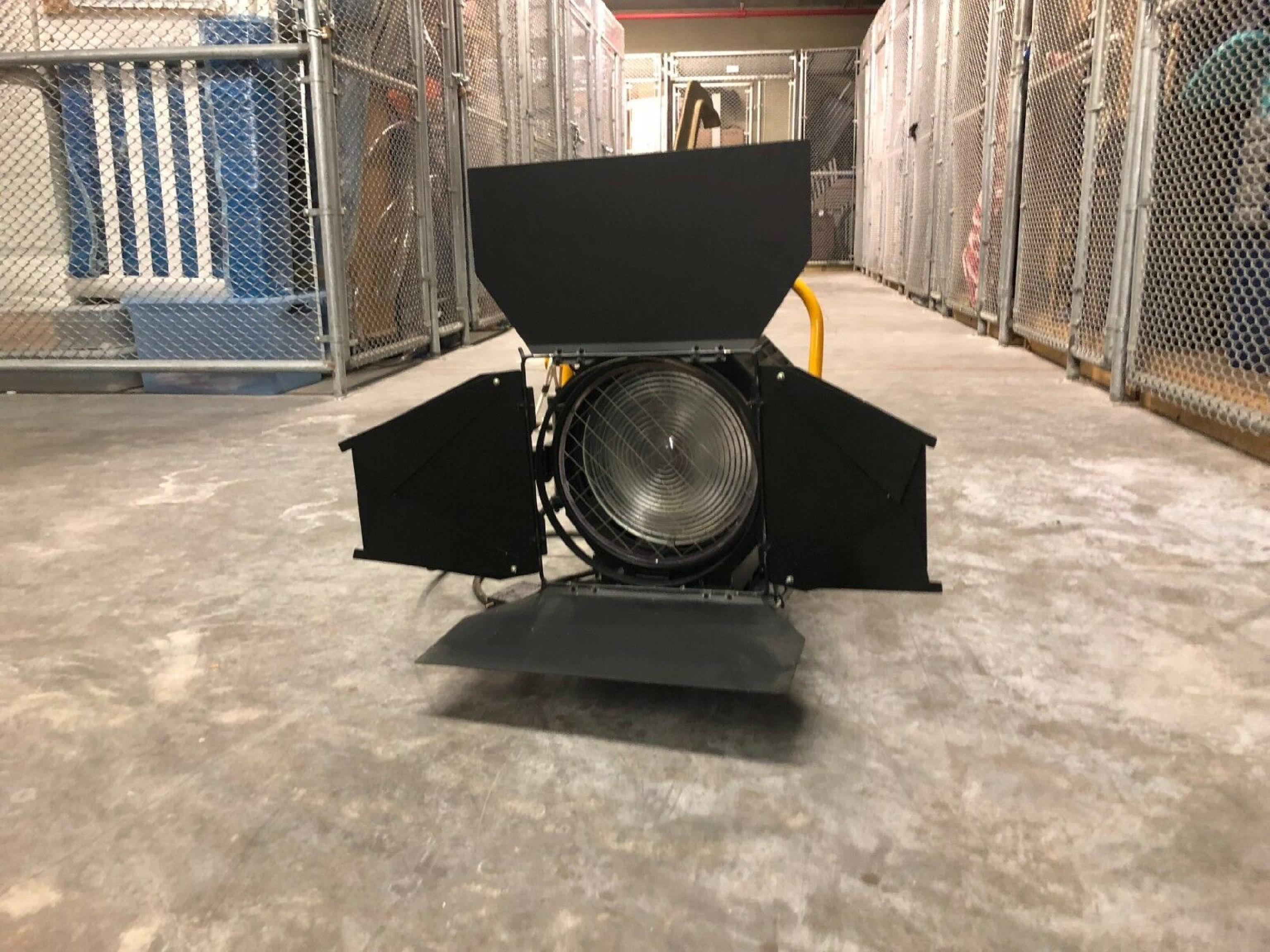 DESISTI 310 1000 WATT HALOGEN FRESNEL STUDIO SPOTLIGHT WITH 4 LEAF BARNDOOR SET