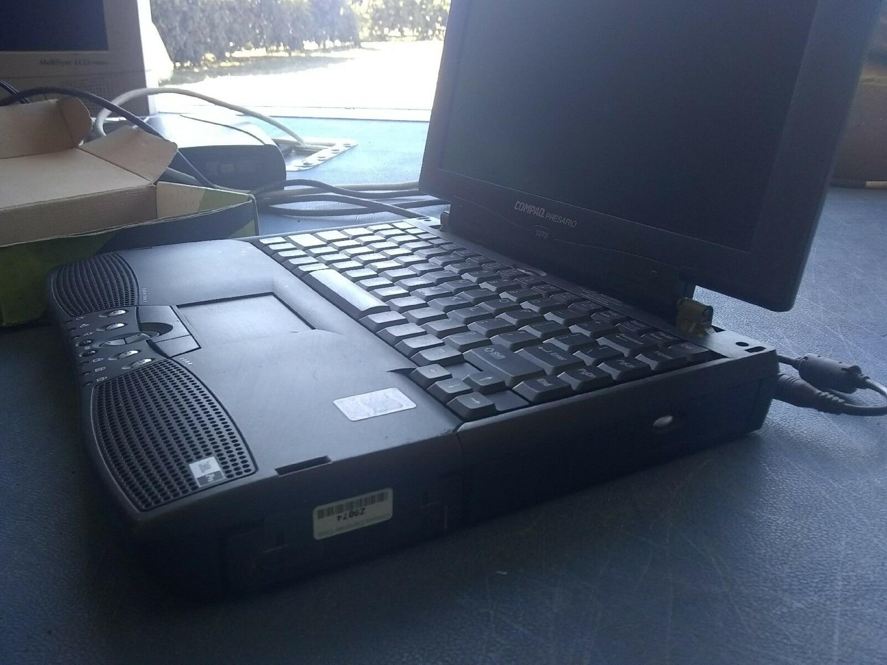 COMPAQ / HEWLETT PACKARD / HP PRESARIO 1275 BATTERY DEFUNCT, NOTEBOOK COMPUTER, PRESARIO 1275, AMD 366MHZ K6 CPU, 64MB HARD DRIVE, 4.02GB HARD DRIVE, 24X CDROM