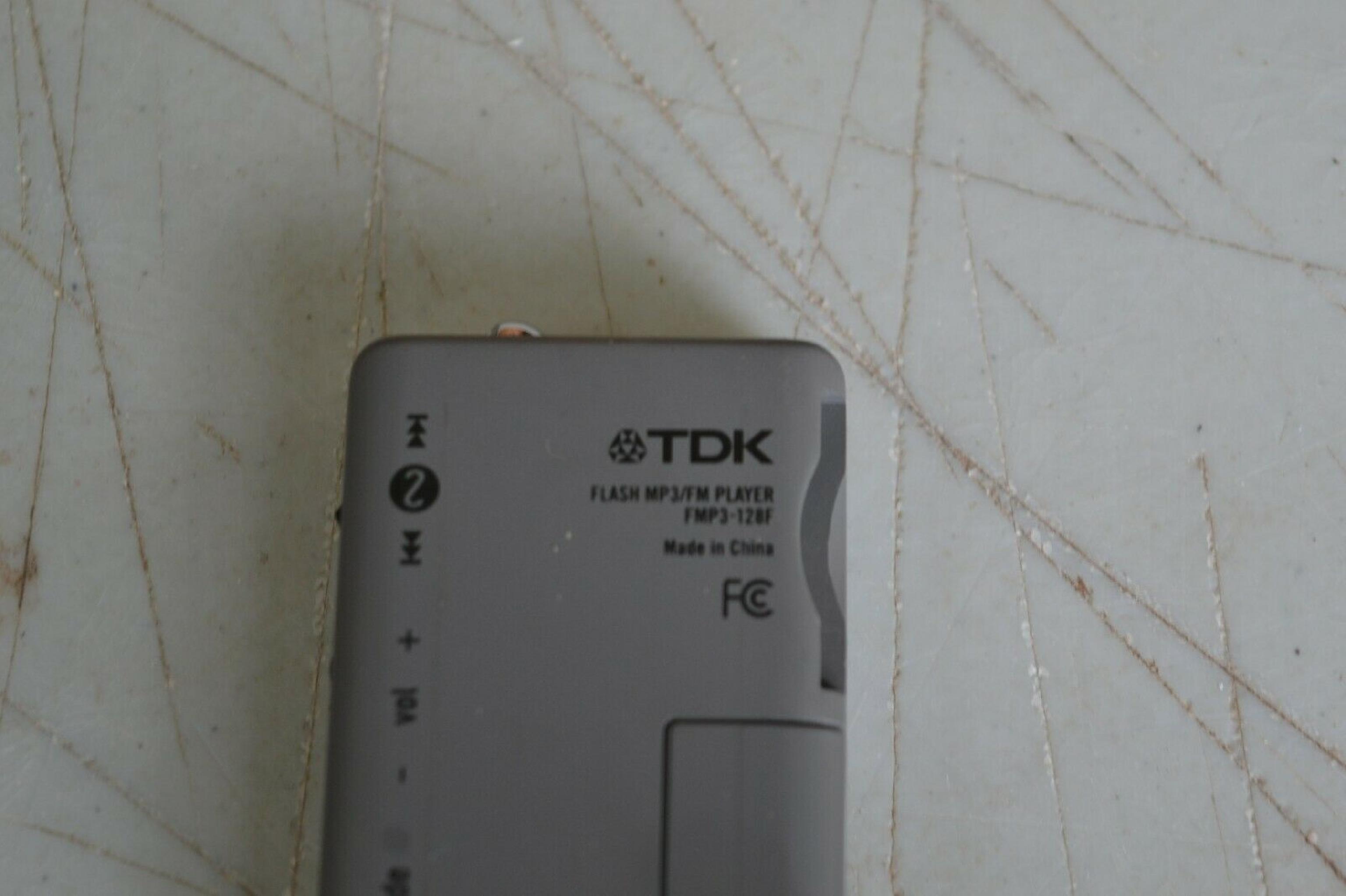 TDK FMP3-128F MOJO 128 MP3 PLAYER WITH MANUAL AND SOFTWARE