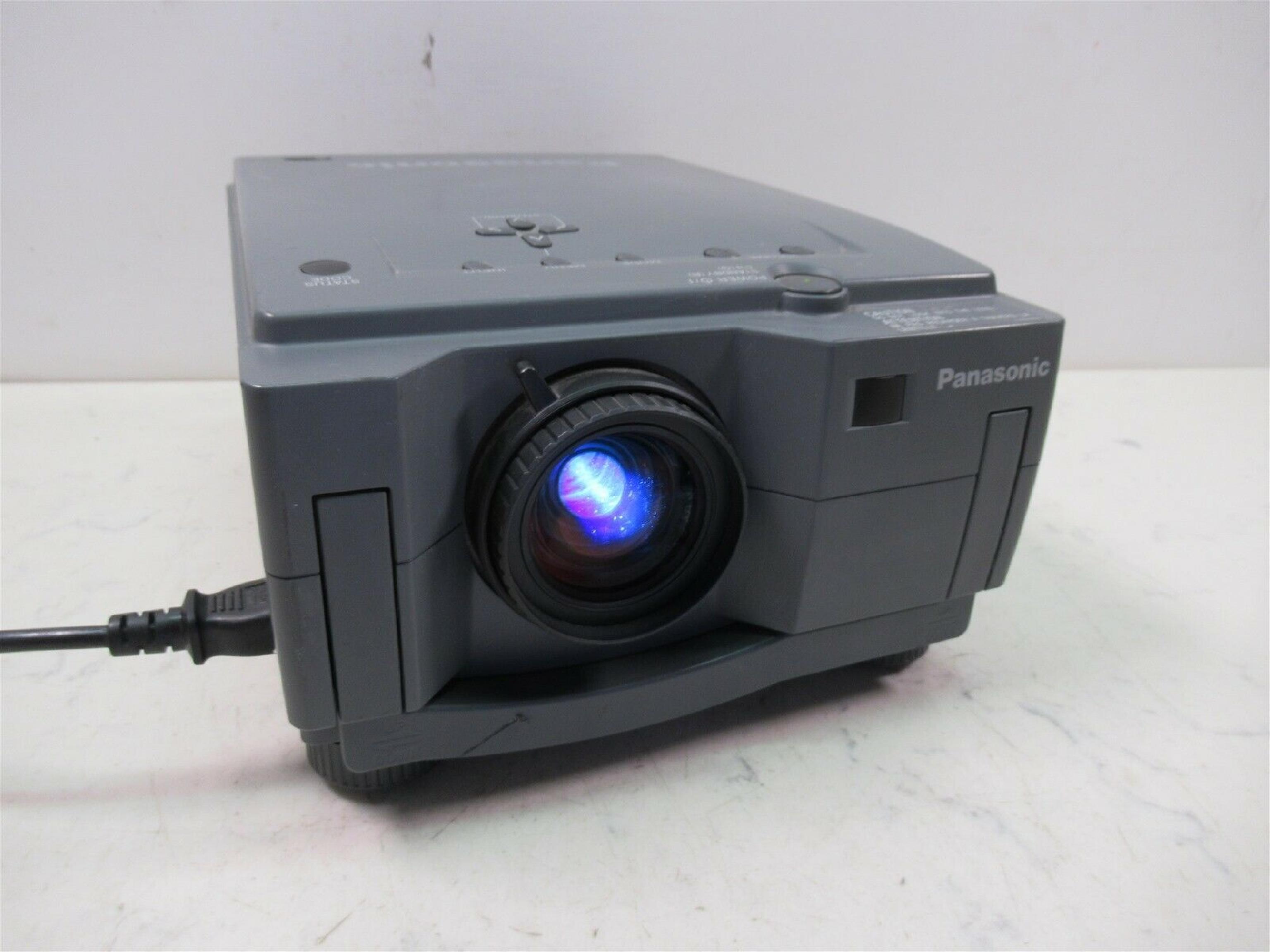 PANASONIC PT-L555U LCD PROJECTOR, TESTED GOOD, SLIGHT NON CONVERGENCE, NO REMOTE