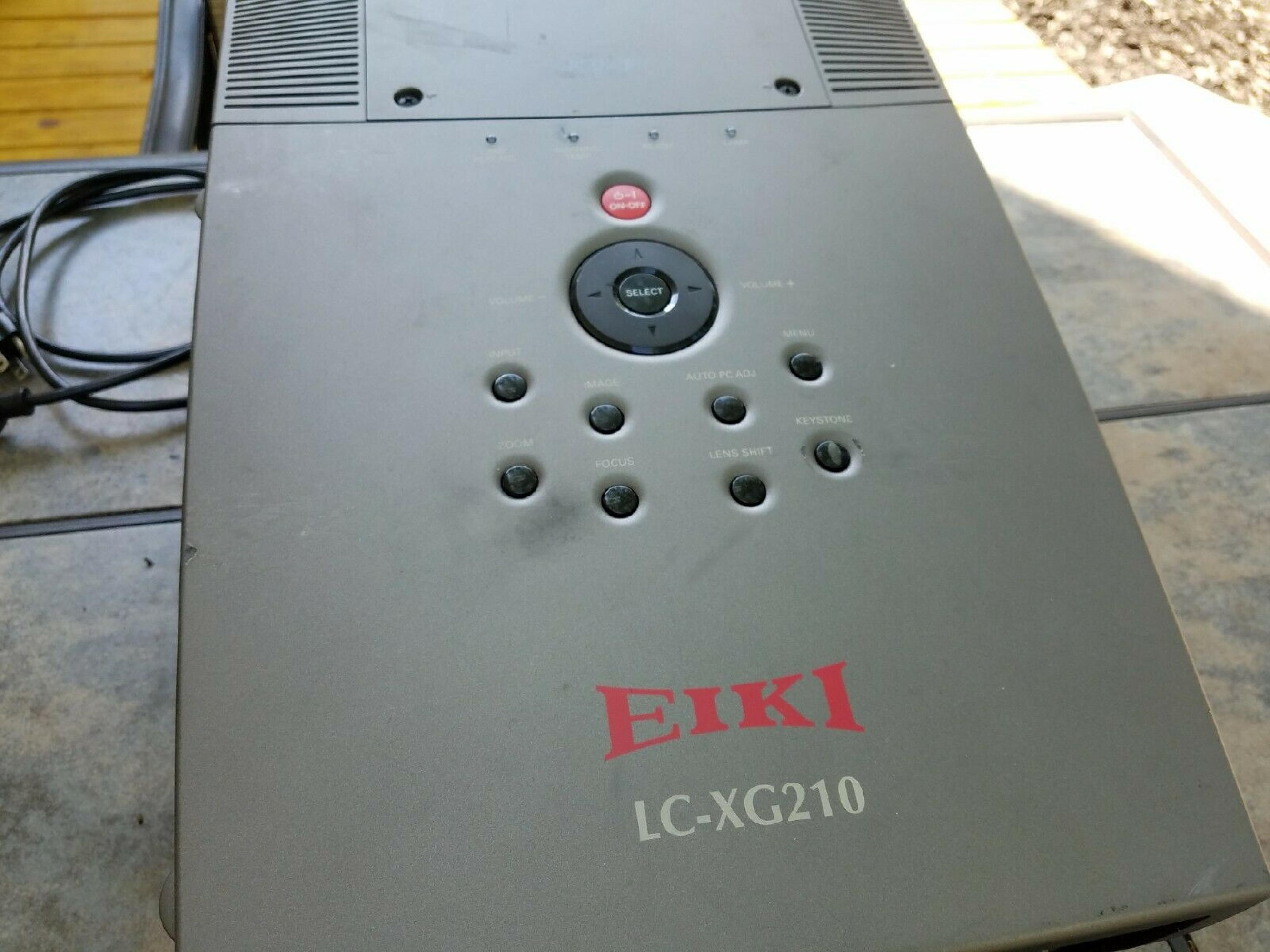 EIKI LC-XG210 DIGITAL MULTIMEDIA PROJECTOR - NEEDS BULB -