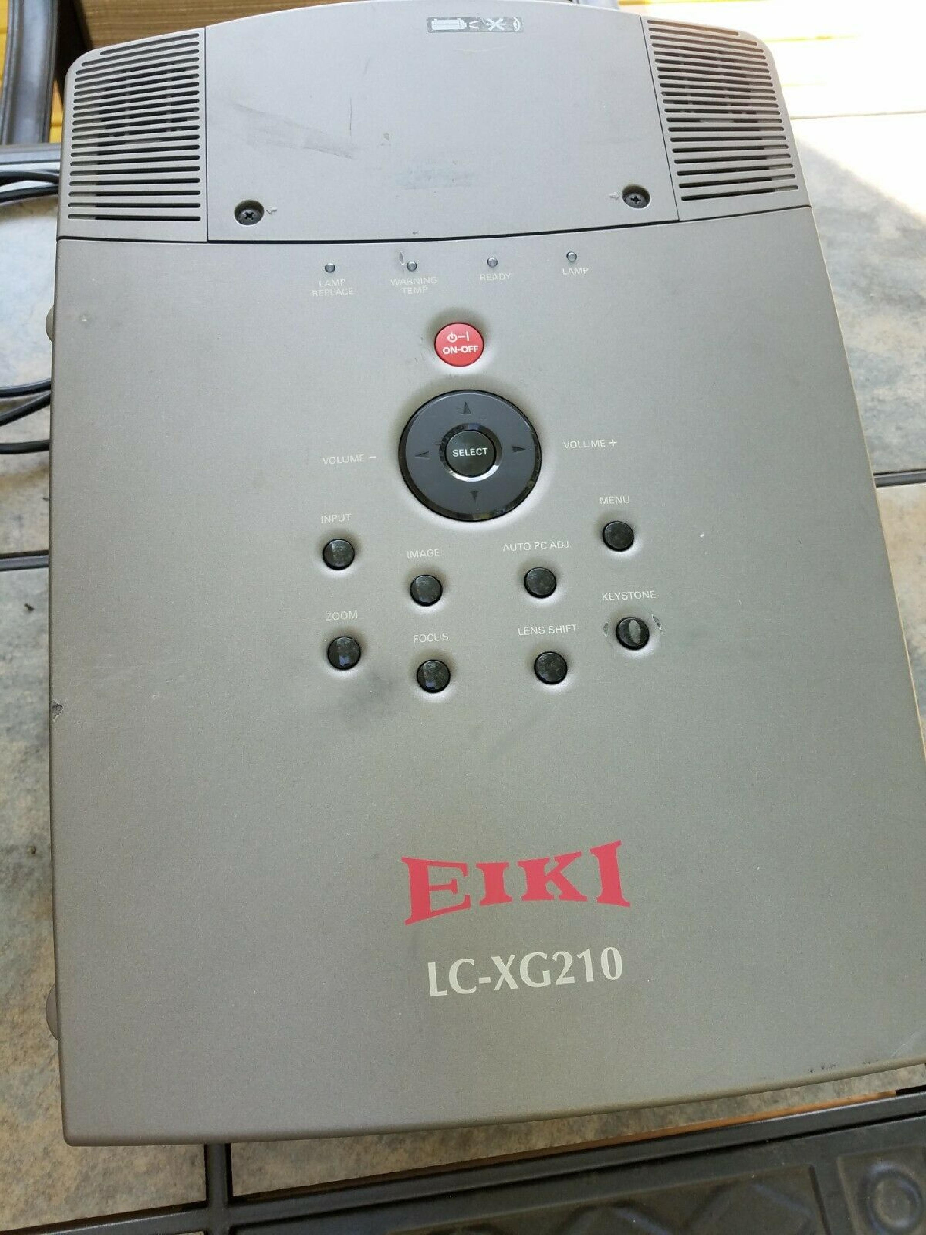 EIKI LC-XG210 DIGITAL MULTIMEDIA PROJECTOR - NEEDS BULB -