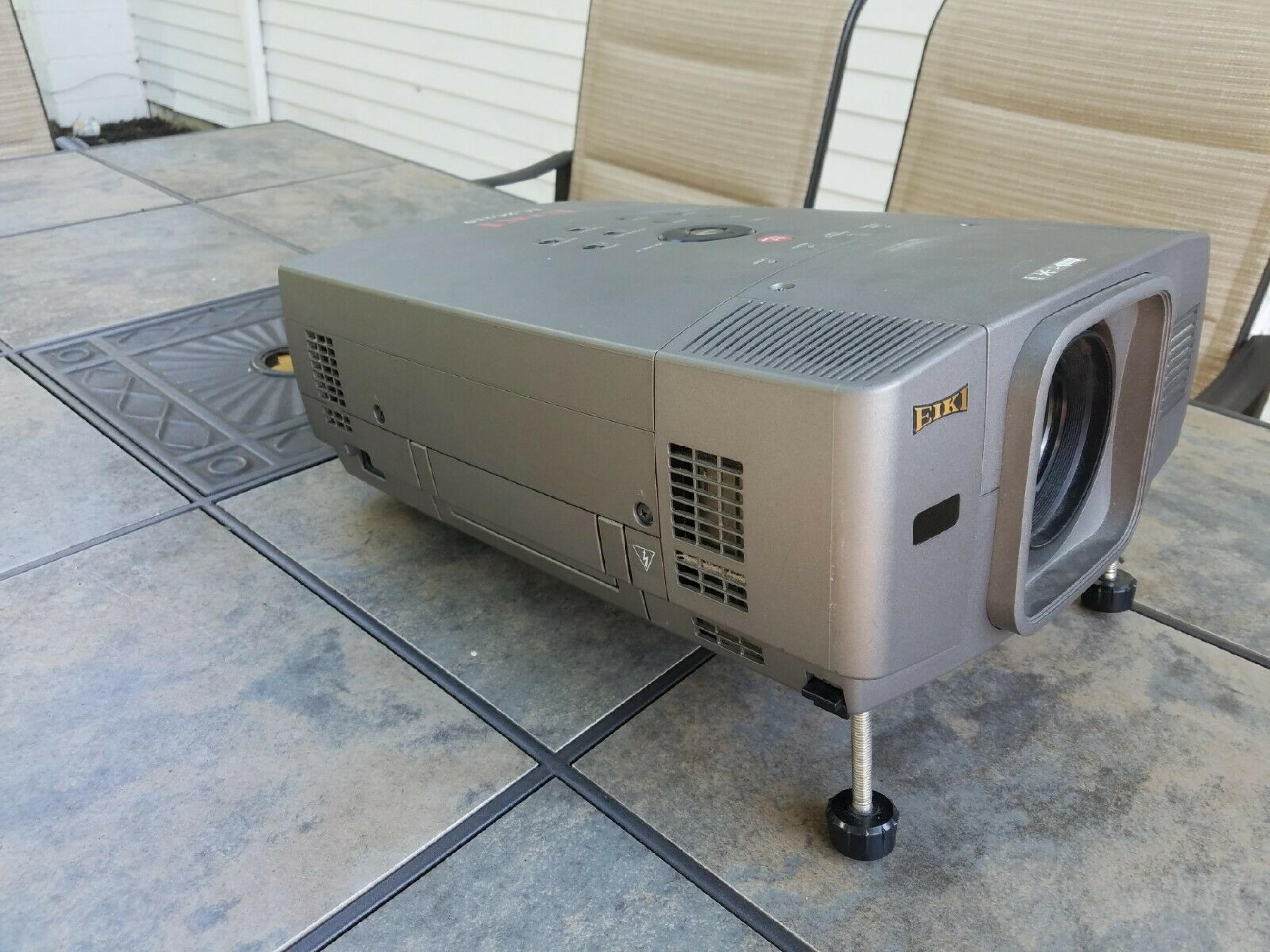 EIKI LC-XG210 DIGITAL MULTIMEDIA PROJECTOR - NEEDS BULB -