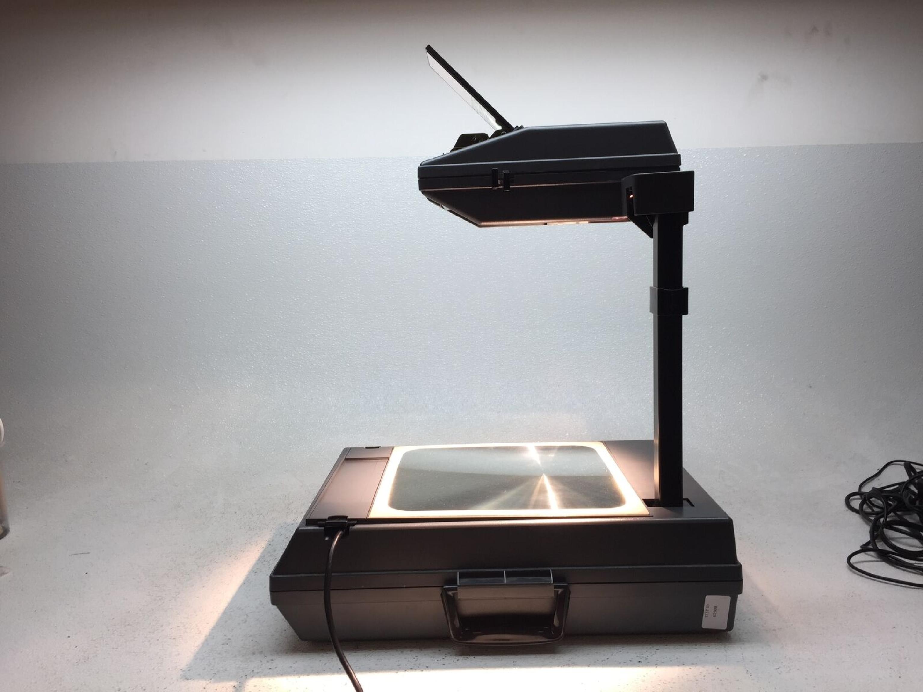 3M 2000AG PORTABLE OVERHEAD PROJECTOR