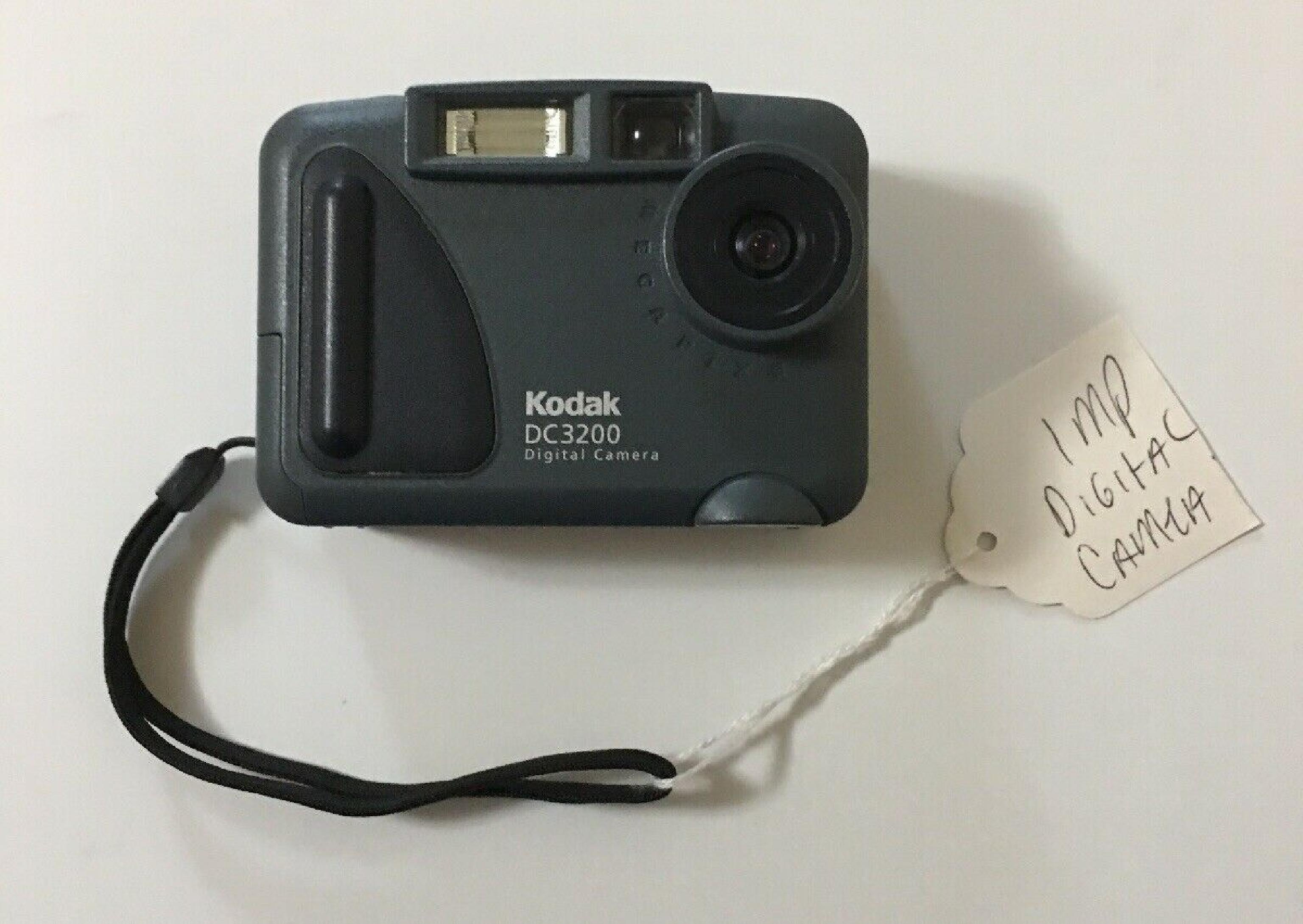 KODAK DC3200 DIGITAL CAMERA, USES COMPACTFLASH, BOX, MANUAL, CABLE, NO EXTERNAL POWER SUPPY