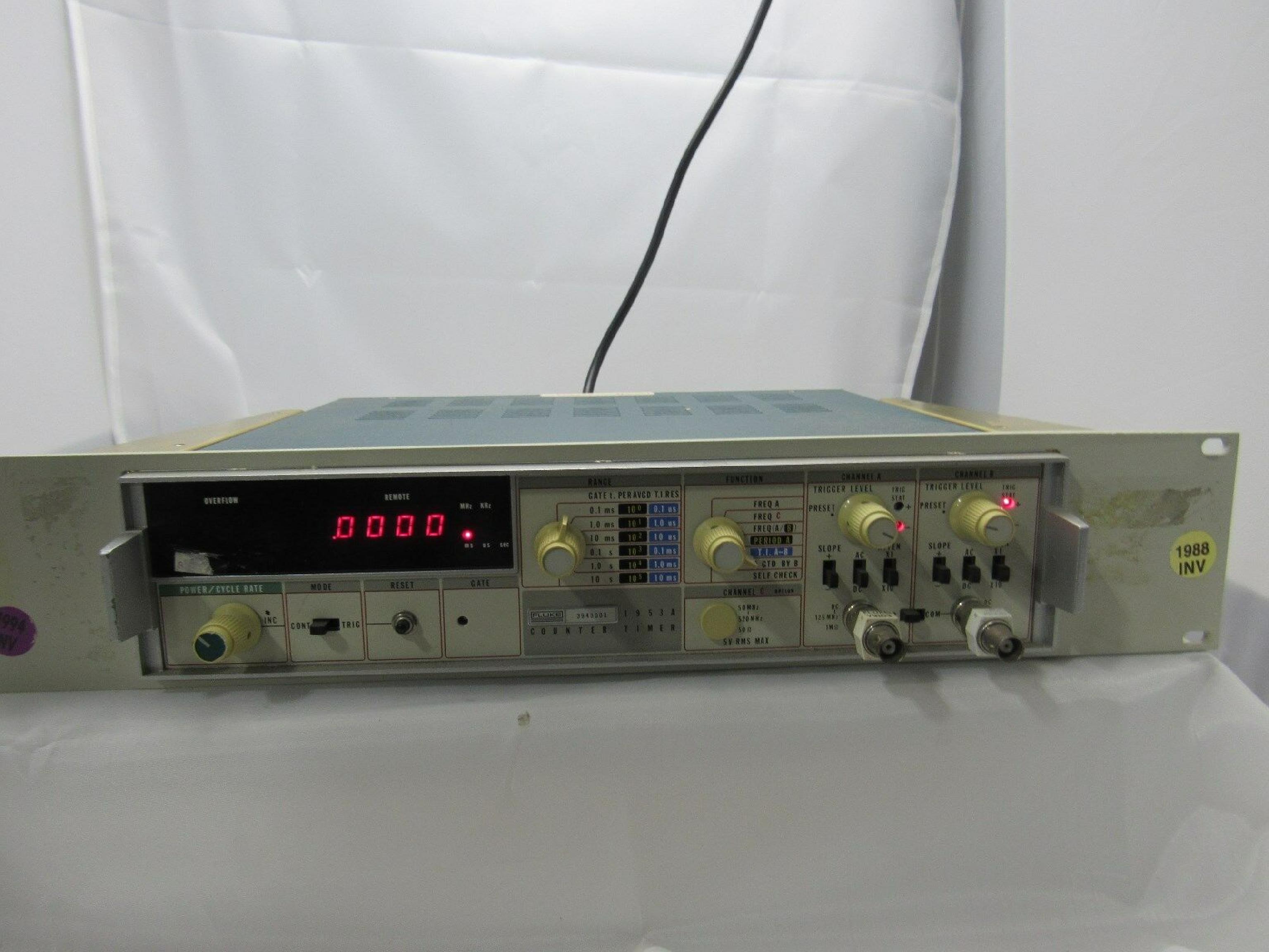 FLUKE 1953A COUNTER-TIMER, TESTED AS GOOD, MEASURE FREQUENCIES FROM 1.2 TO 12 VOLTS DC, INCLUDE PDF MANUAL