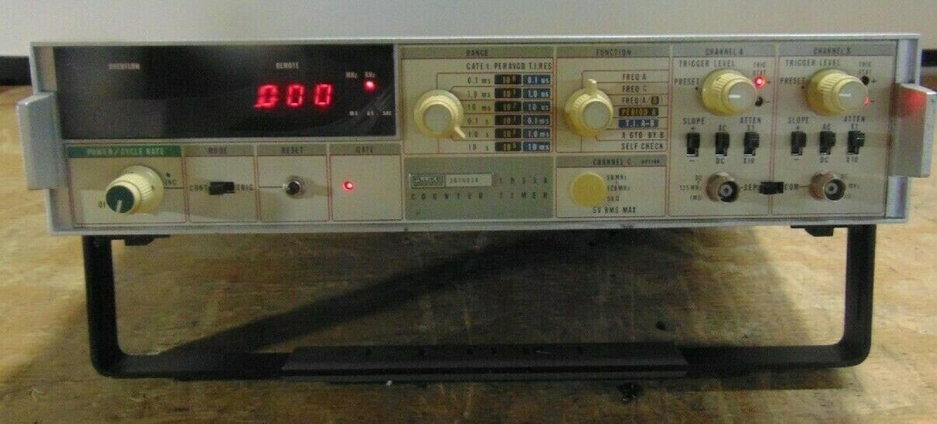 FLUKE 1953A COUNTER-TIMER, TESTED AS GOOD, MEASURE FREQUENCIES FROM 1.2 TO 12 VOLTS DC, INCLUDE PDF MANUAL