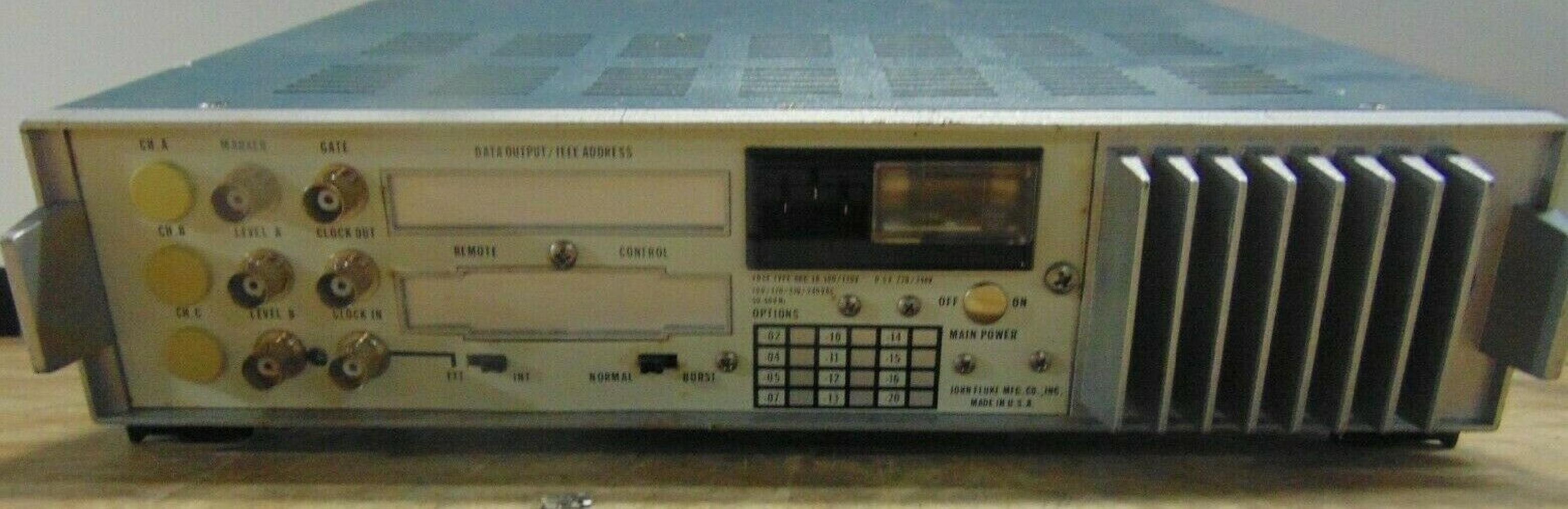 FLUKE 1953A COUNTER-TIMER, TESTED AS GOOD, MEASURE FREQUENCIES FROM 1.2 TO 12 VOLTS DC, INCLUDE PDF MANUAL