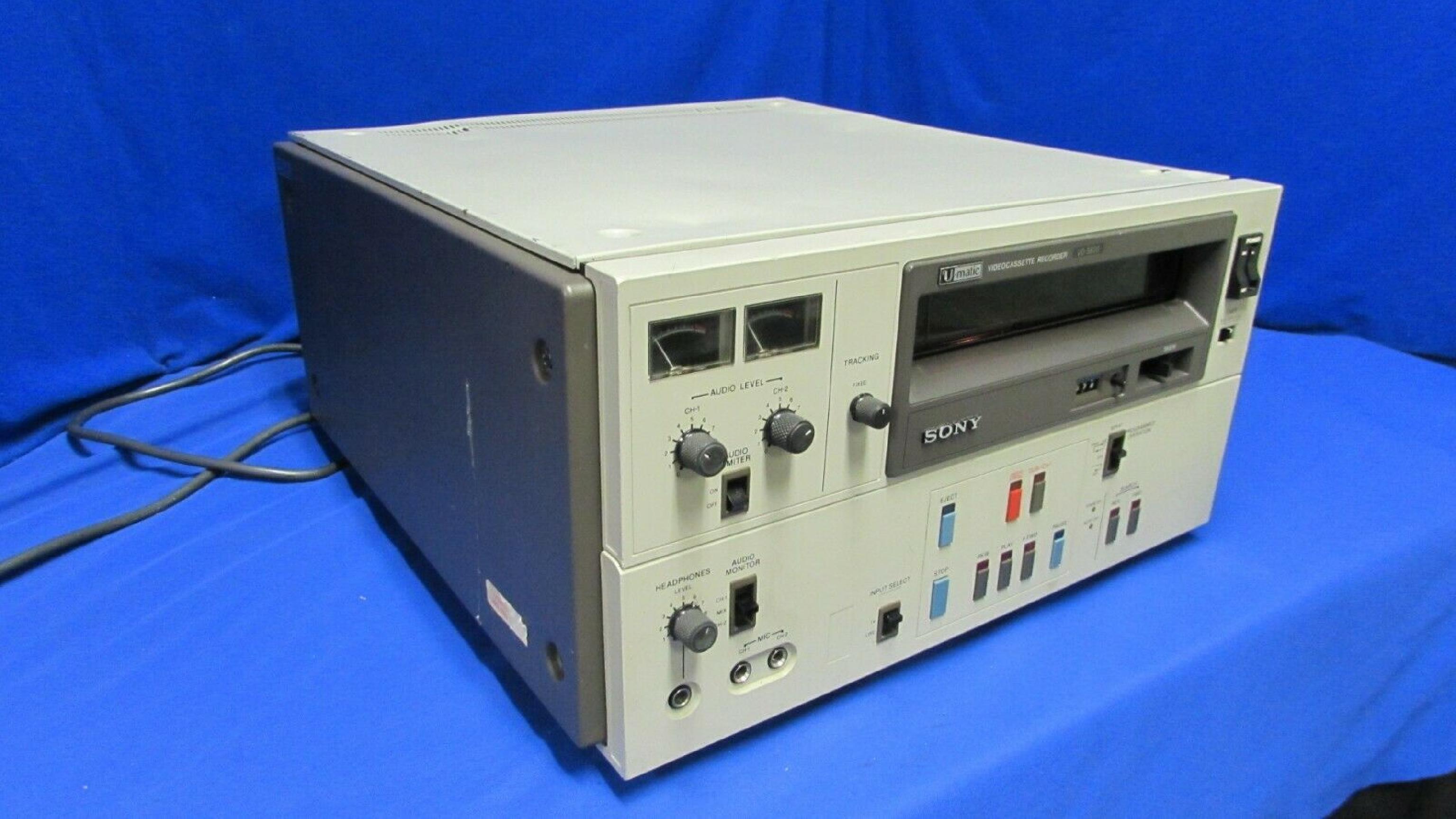 SONY SONY VO-5600 FRONT LOADING, ALUMINUM DIECAST CHASSIS. X5 FWD & REVERSE SEARCH, 19INCH RACK-MOUNTABLE. 3/4INCH VTR