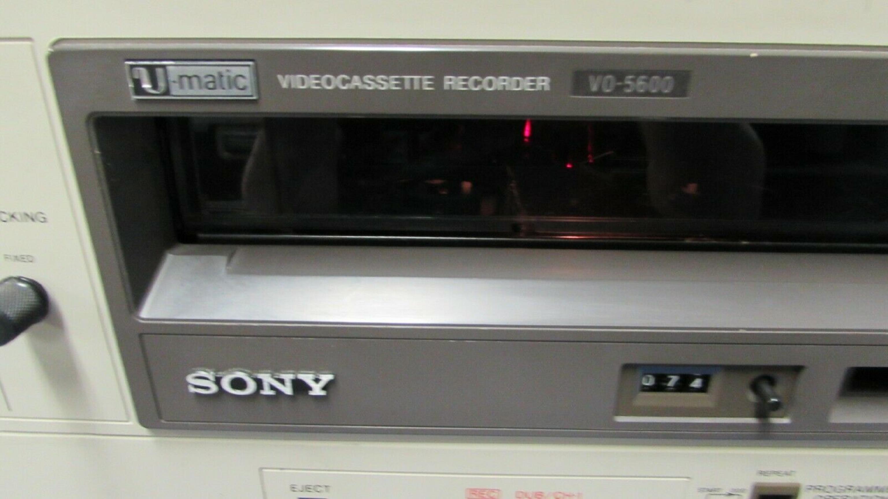 SONY SONY VO-5600 FRONT LOADING, ALUMINUM DIECAST CHASSIS. X5 FWD & REVERSE SEARCH, 19INCH RACK-MOUNTABLE. 3/4INCH VTR