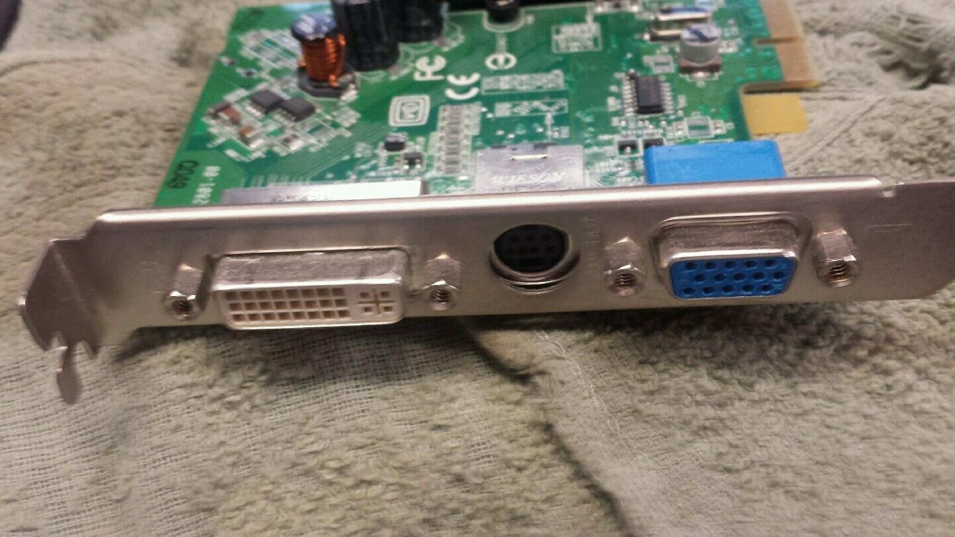 ATI 109-A62801-00 RADEON X300 PCIE X16 128MB VIDEO CARD DVI + VGA + S-VIDEO 10