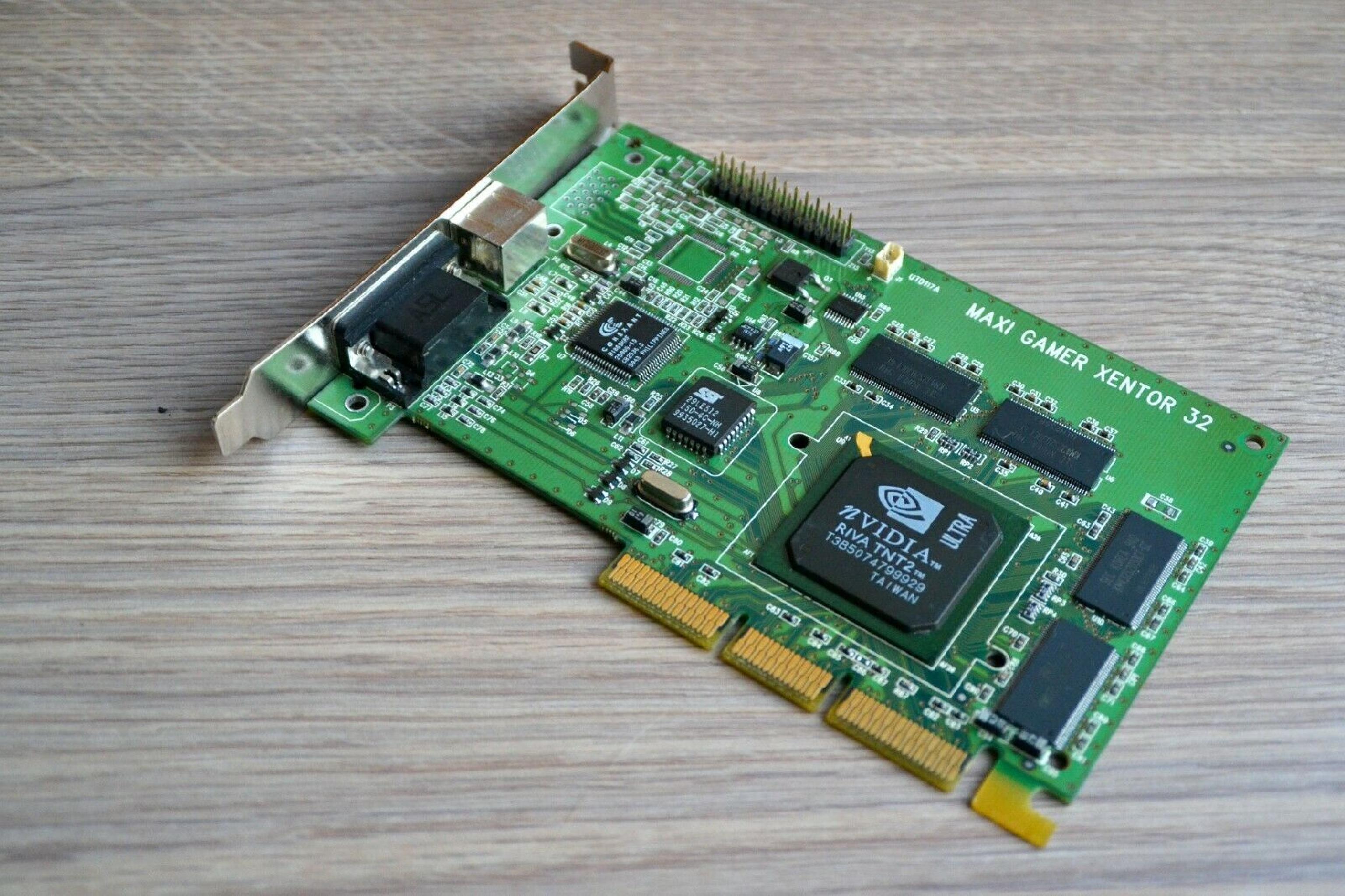 MAXI GAMER XENTOR 32 32 MB SDRAM 300 MHZ RAMDAC 2X AGP