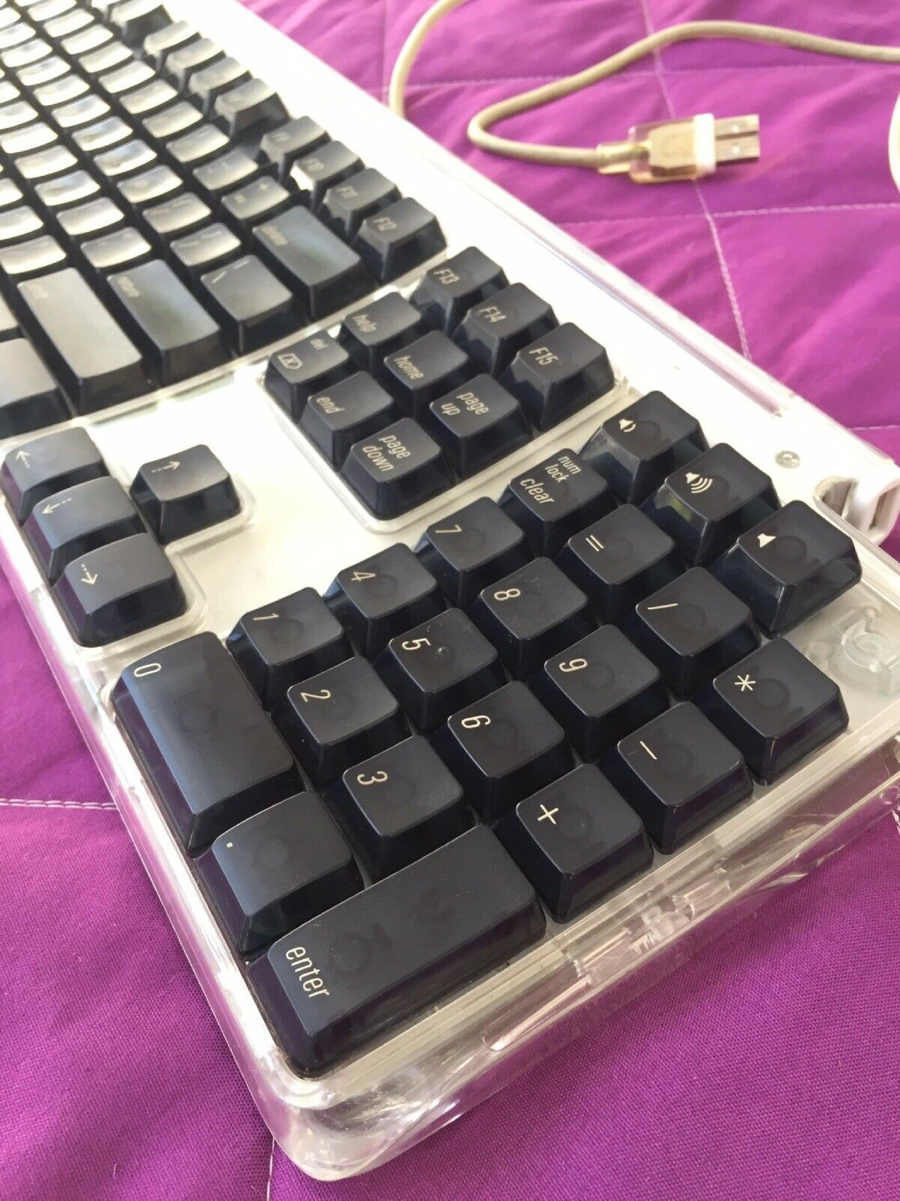 APPLE M7803 IMAC PRO KEYBOARD - PLASTIC CASE WHITE BLACK