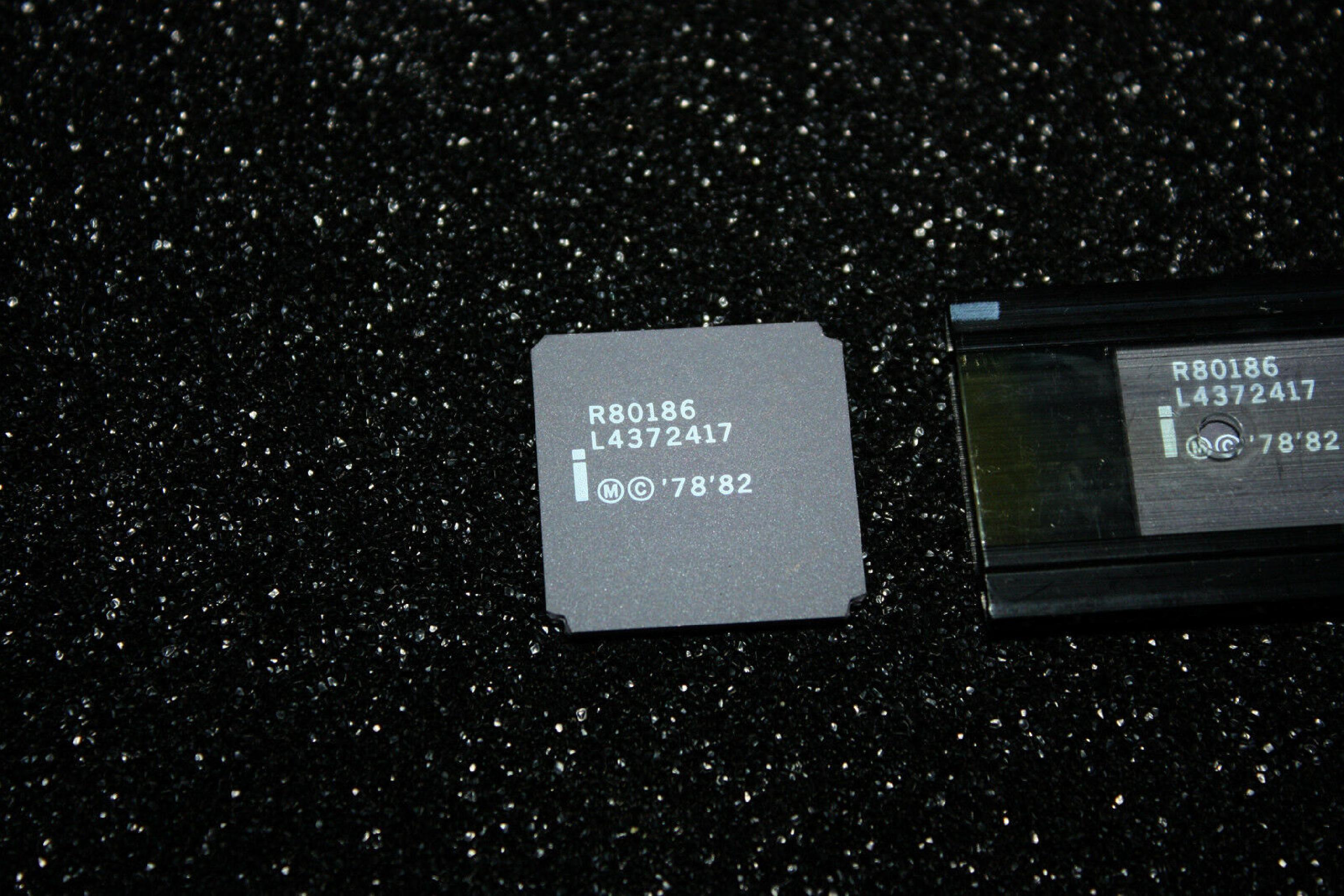 INTEL R80186 10MHZ GOLD CERAMIC LCC PROCESSOR CHIP I186