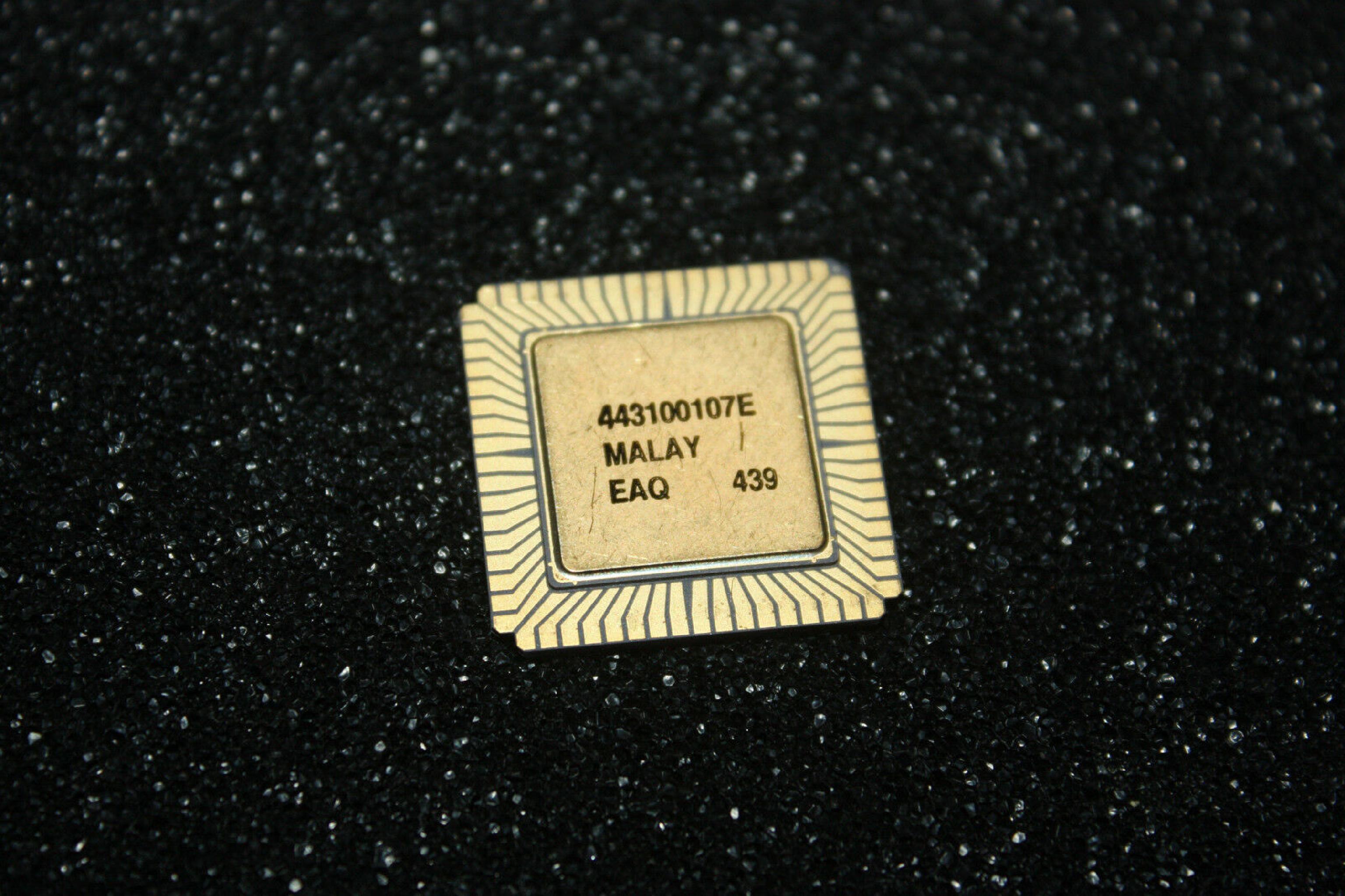 INTEL R80186 10MHZ GOLD CERAMIC LCC PROCESSOR CHIP I186