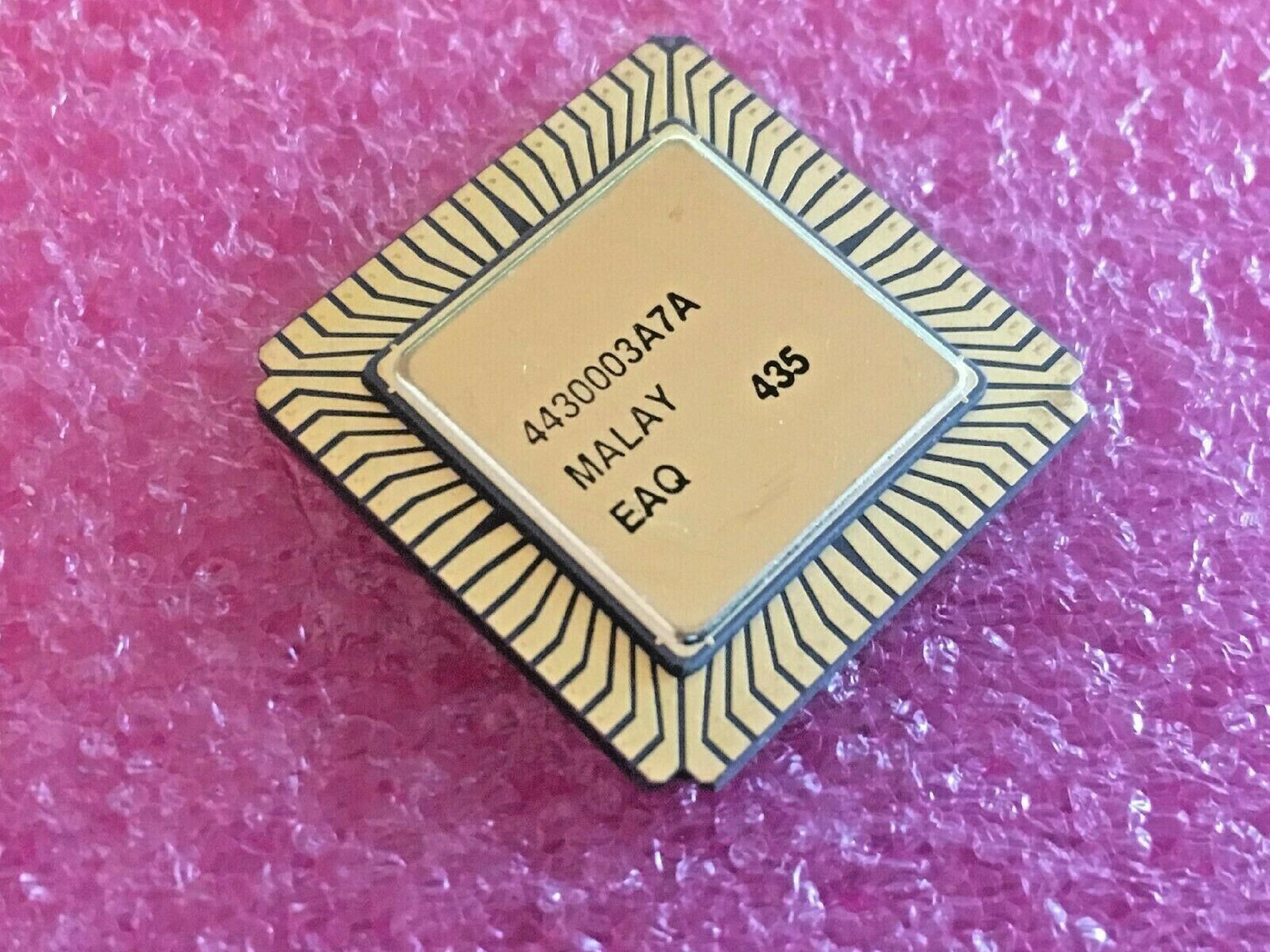 INTEL R80186 10MHZ GOLD CERAMIC LCC PROCESSOR CHIP I186