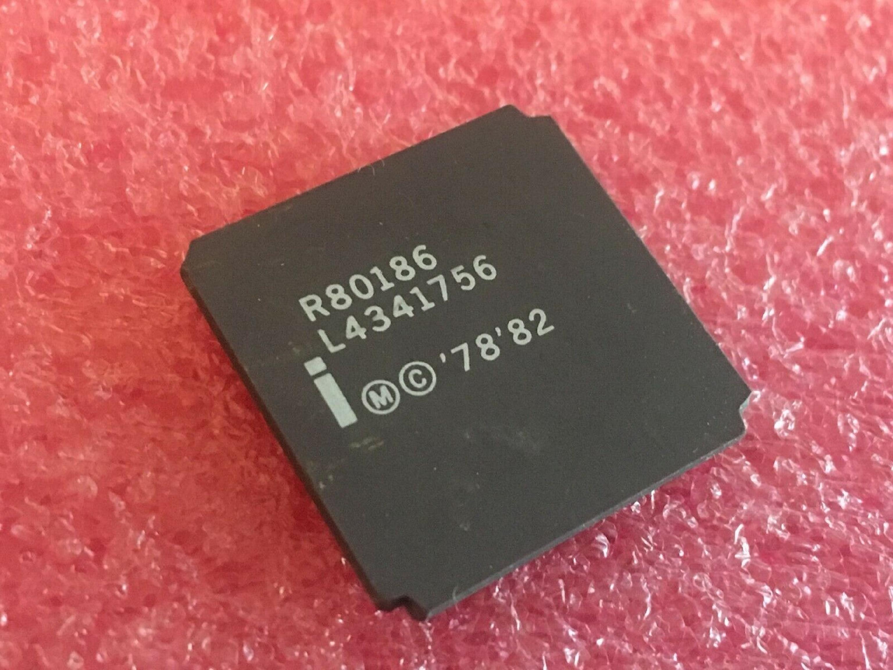 INTEL R80186 10MHZ GOLD CERAMIC LCC PROCESSOR CHIP I186