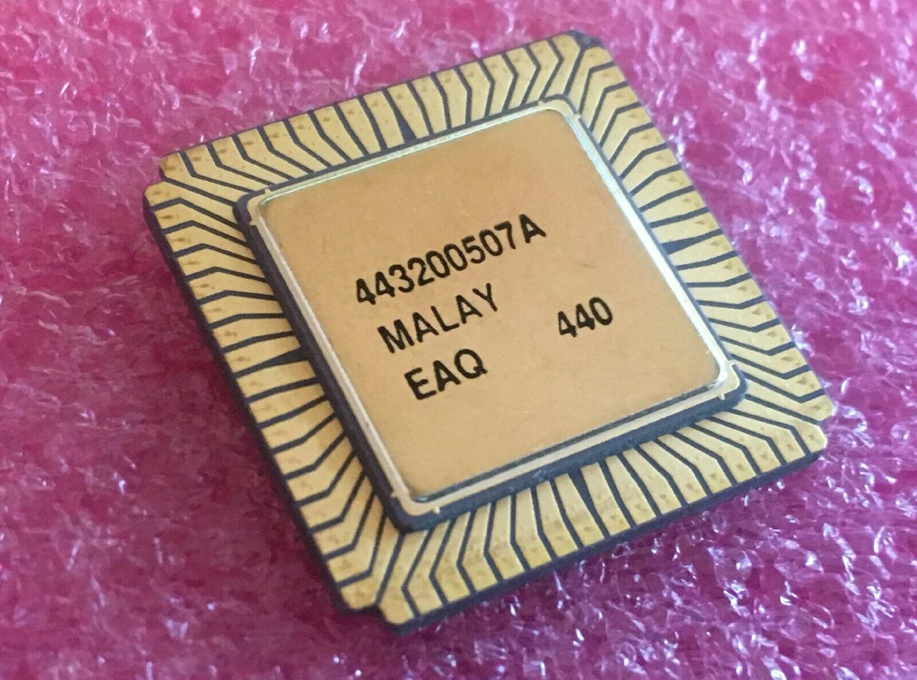 INTEL R80186 10MHZ GOLD CERAMIC LCC PROCESSOR CHIP I186