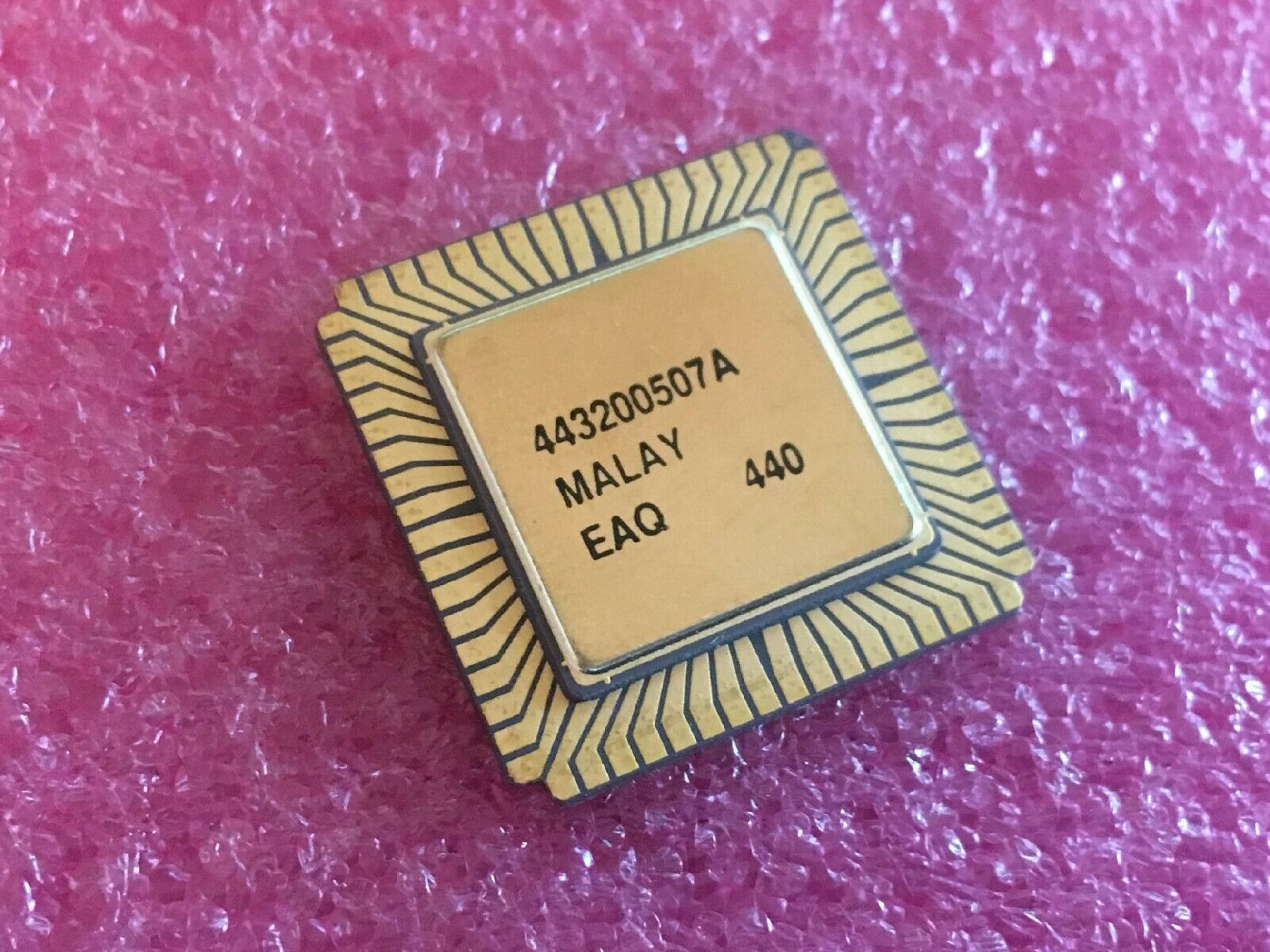 INTEL R80186 10MHZ GOLD CERAMIC LCC PROCESSOR CHIP I186